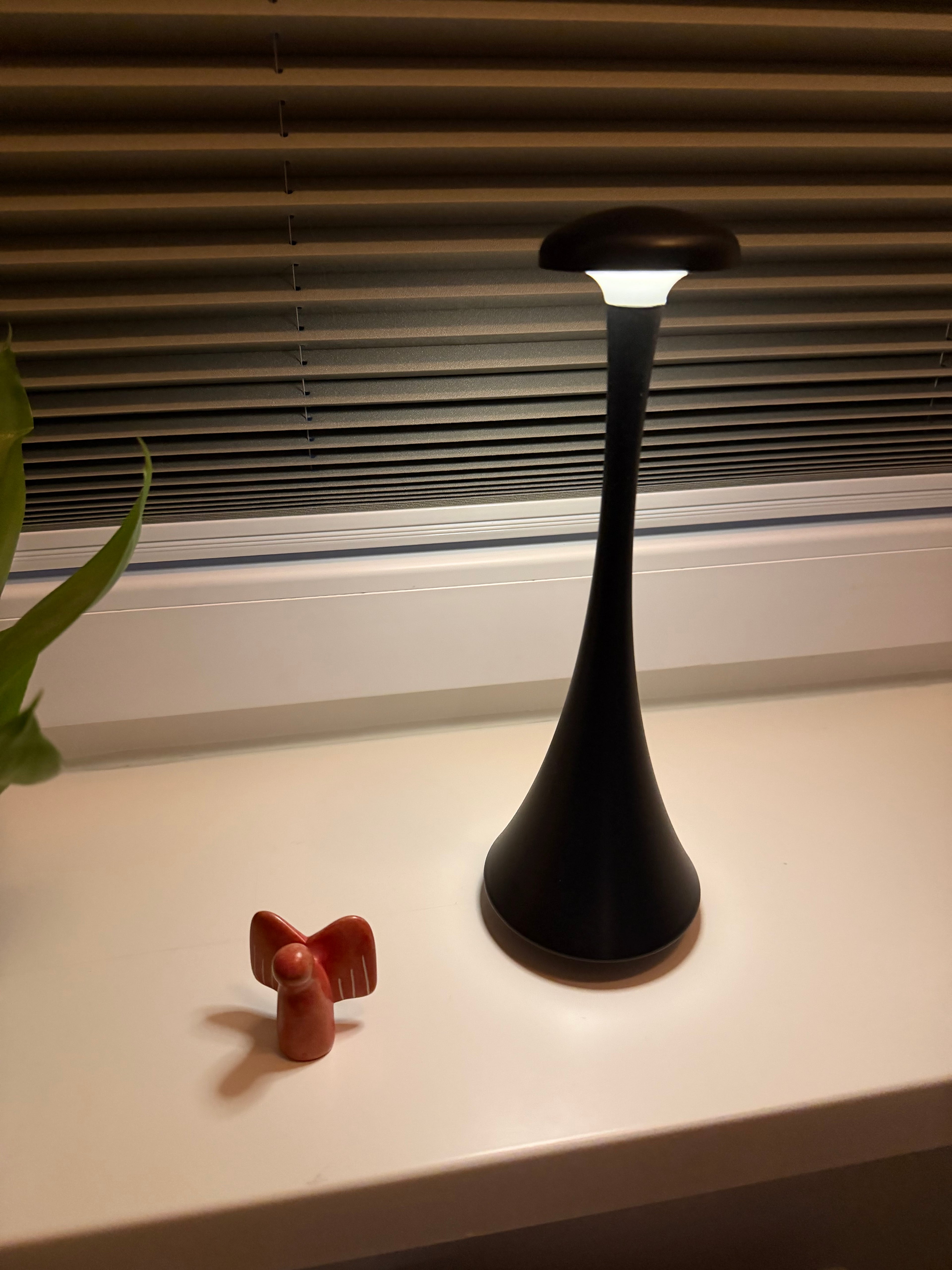 NoirGlow – Elegante schwarze Akku-Tischlampe, dimmbar & kabellos