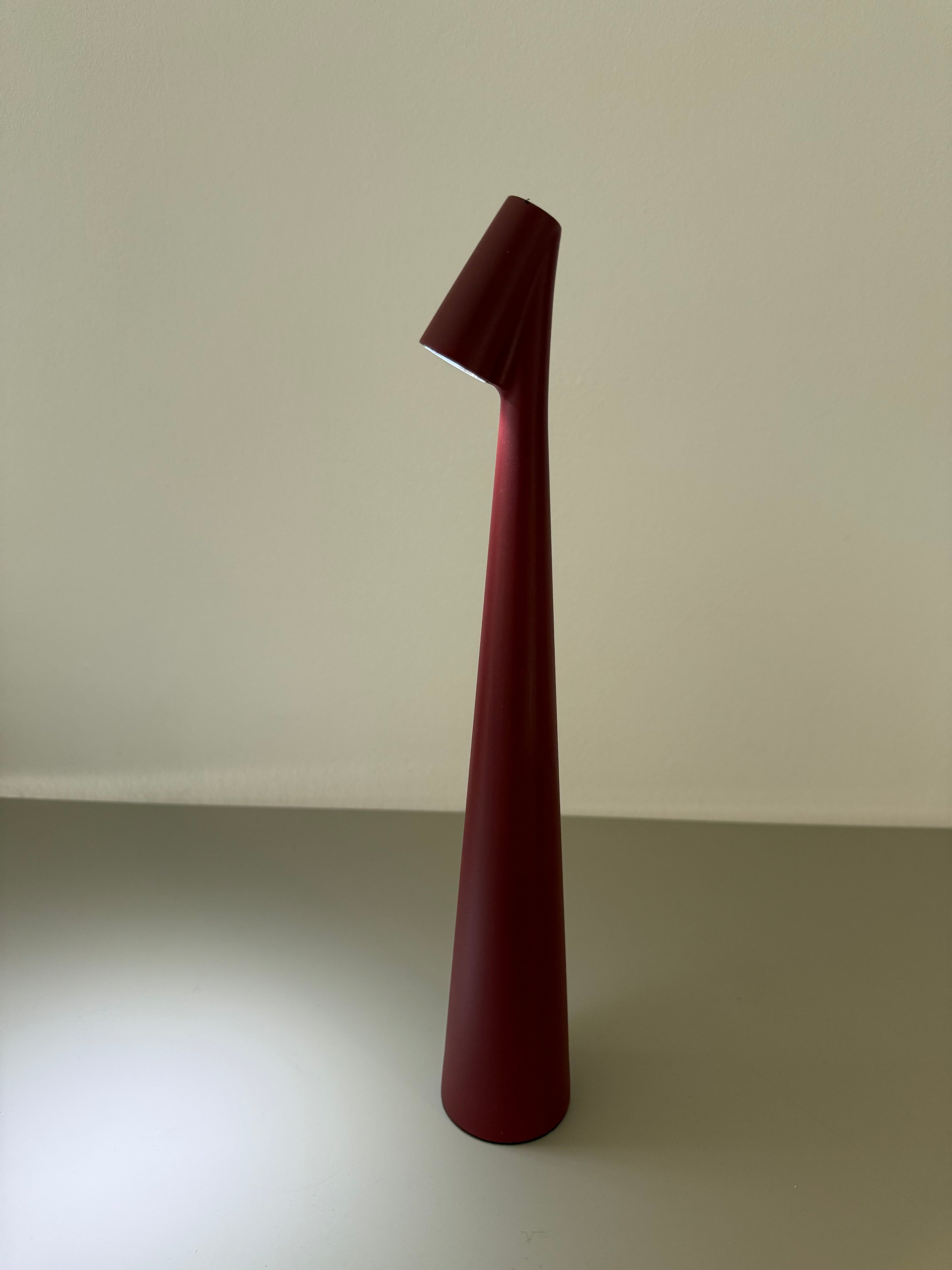 Crimson Cone – Minimalistisch & Farbintensiv