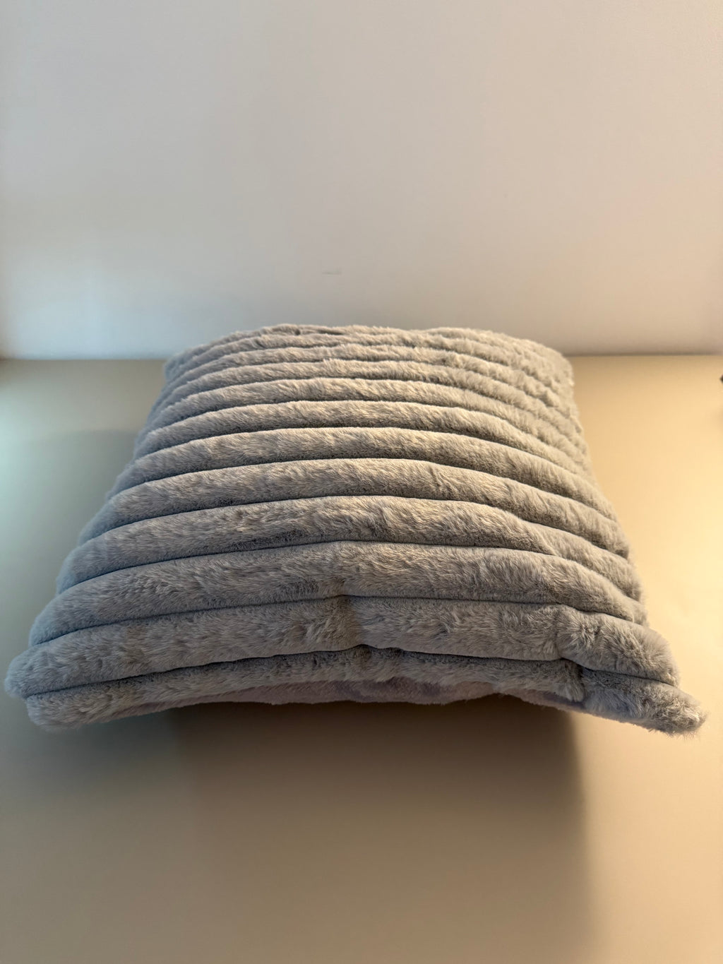 Limitiertes Slate Calm Dekokissen – stilvoll & gemütlicher Sommer