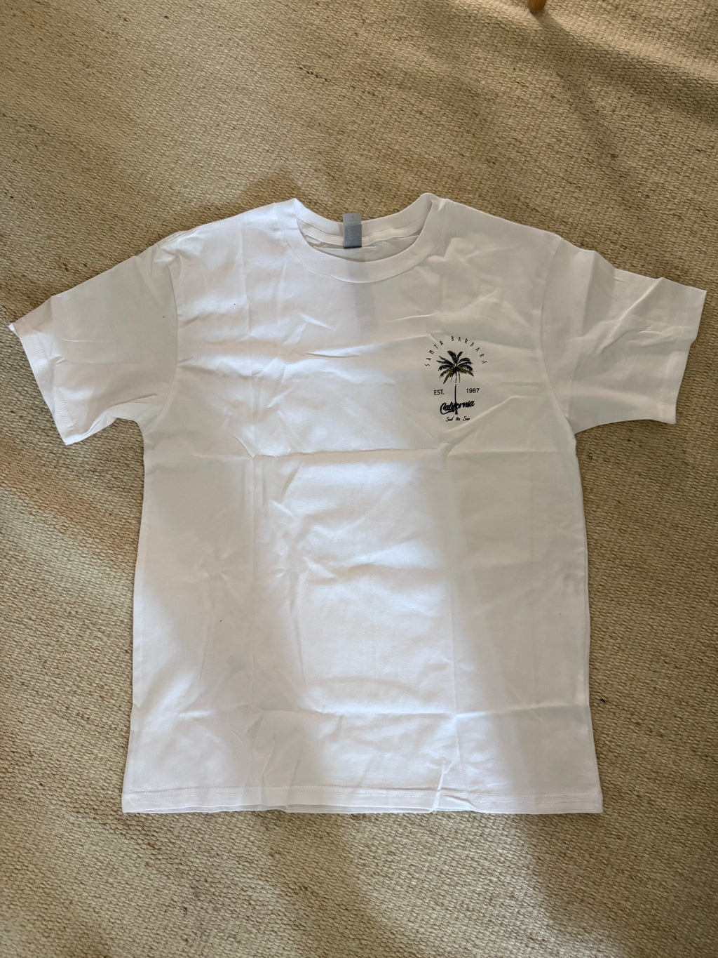 Santa Barbara Coastline – Weißes T-Shirt (Größe M)