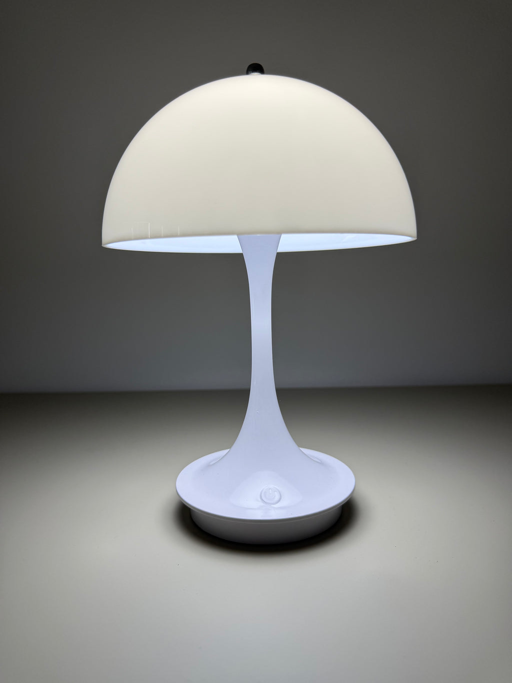 „Pure Glow“ – Die weiße Design-Pilzlampe