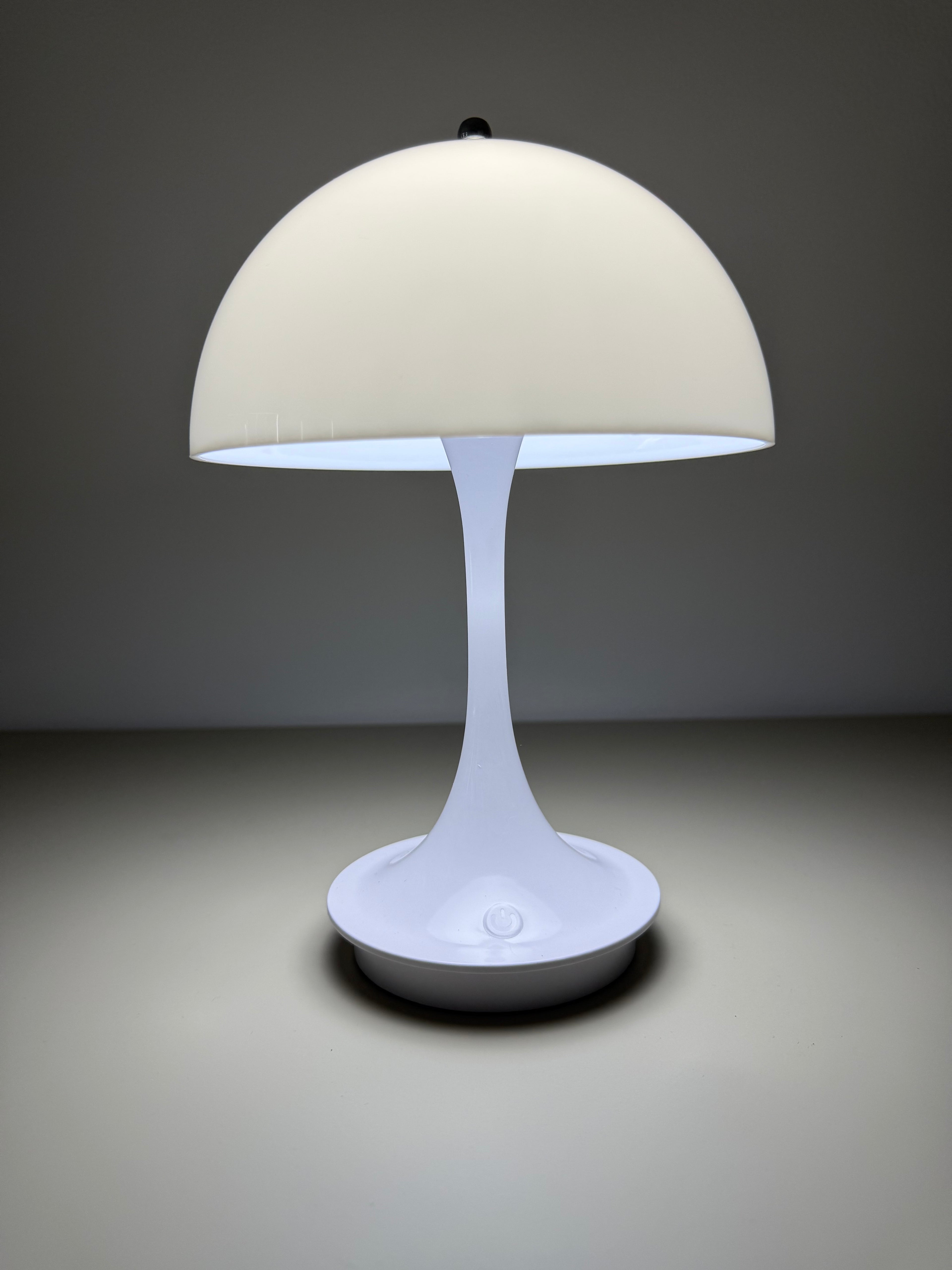 „Pure Glow“ – Die weiße Design-Pilzlampe