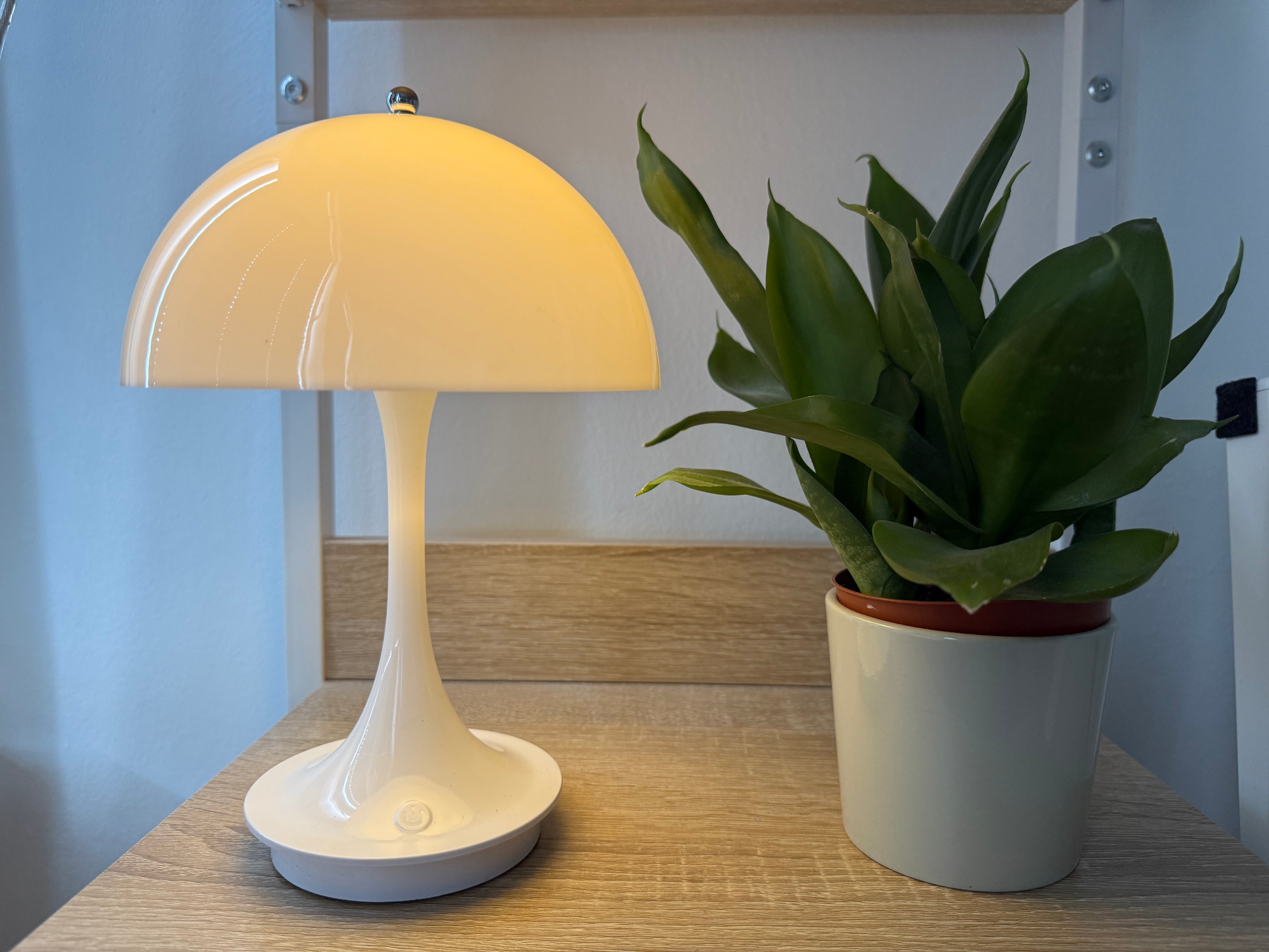 „Pure Glow“ – Die weiße Design-Pilzlampe
