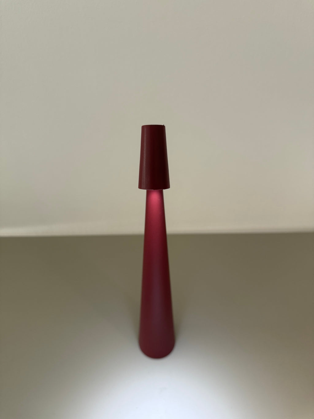 Crimson Cone – Minimalistisch & Farbintensiv