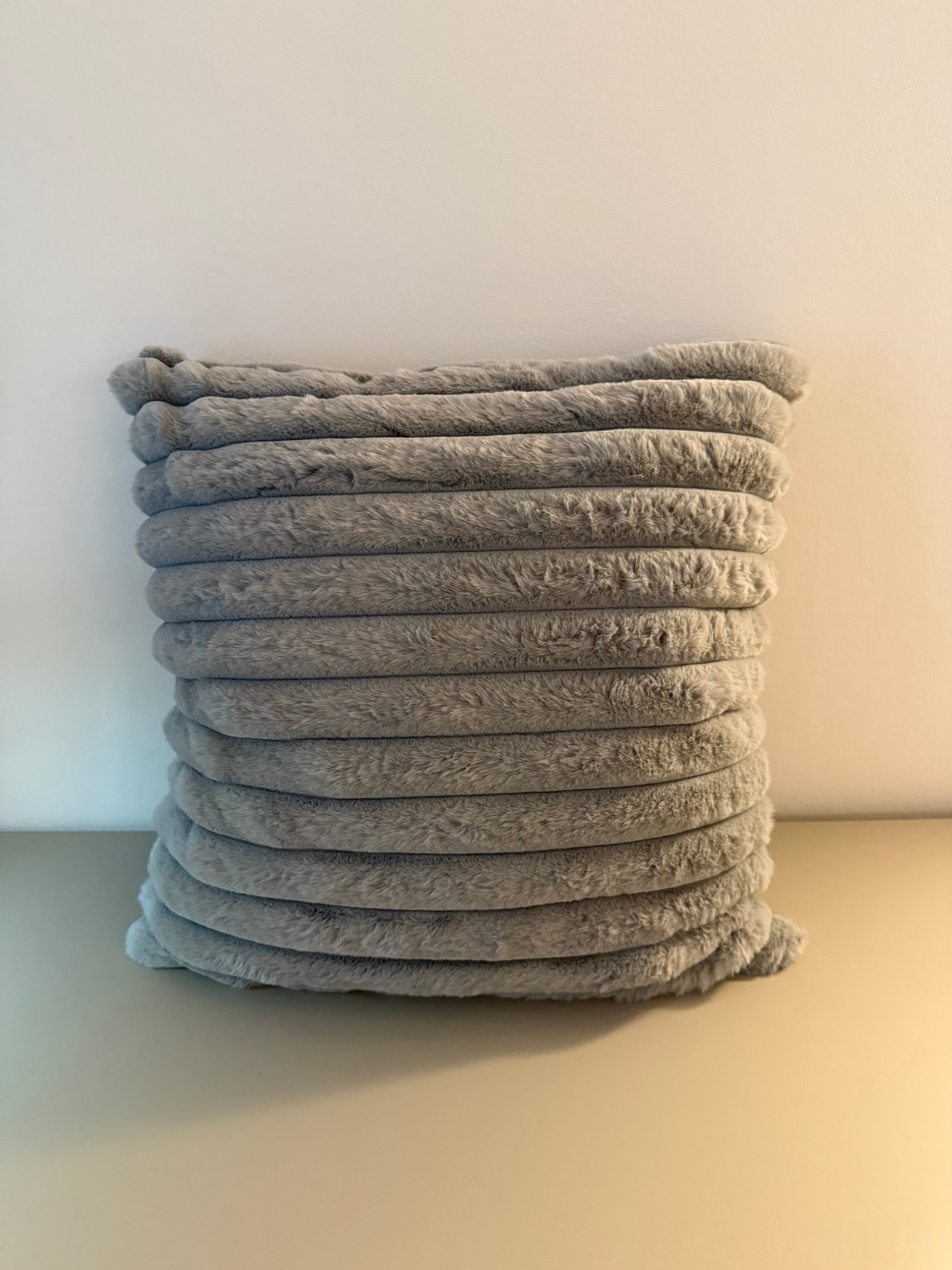 Limitiertes Slate Calm Dekokissen – stilvoll & gemütlicher Sommer