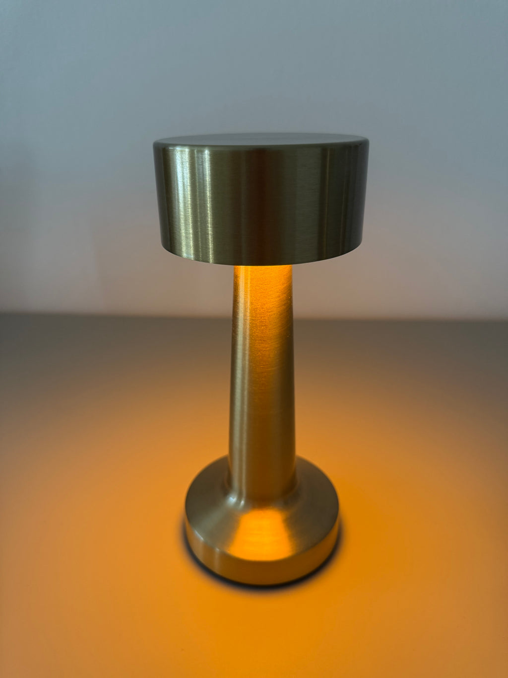 Limitierte Golden Minimal LED-Tischlampe – minimalistisch & warm