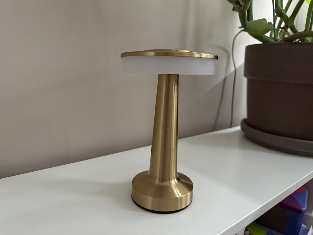 Solaris Glow – Die goldene LED-Lampe der Zukunft