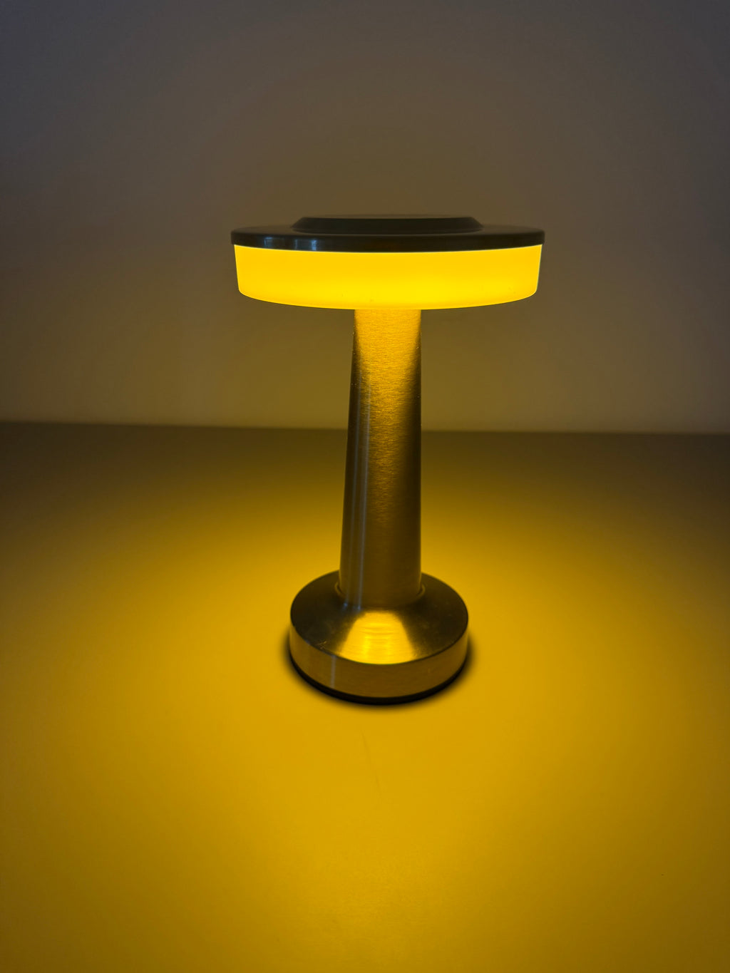 Solaris Glow – Die goldene LED-Lampe der Zukunft