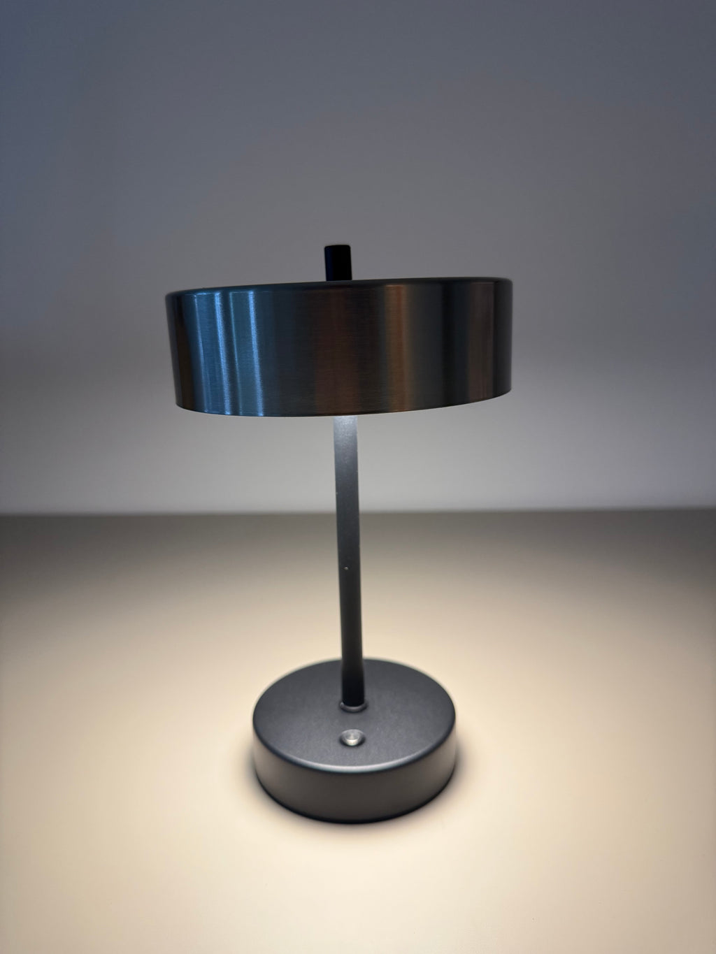 Steel Dot – Runde LED-Tischleuchte aus Metall mit Akku