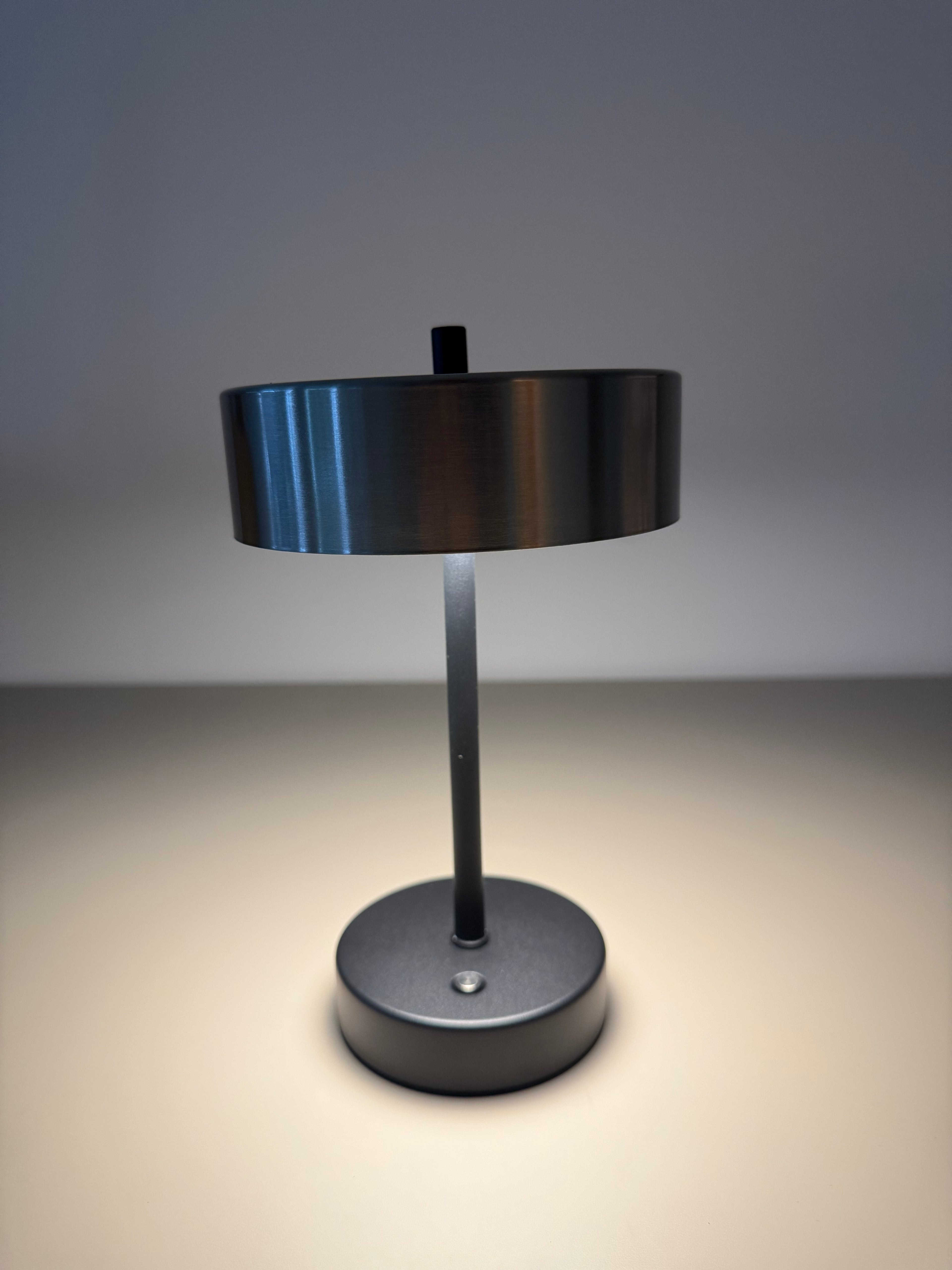 Steel Dot – Runde LED-Tischleuchte aus Metall mit Akku