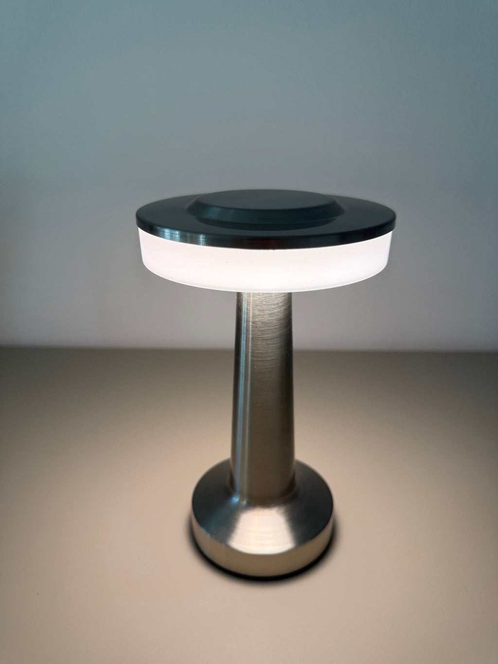 Limitierte Galactic Glow LED-Tischlampe - futuristisch & stylisch