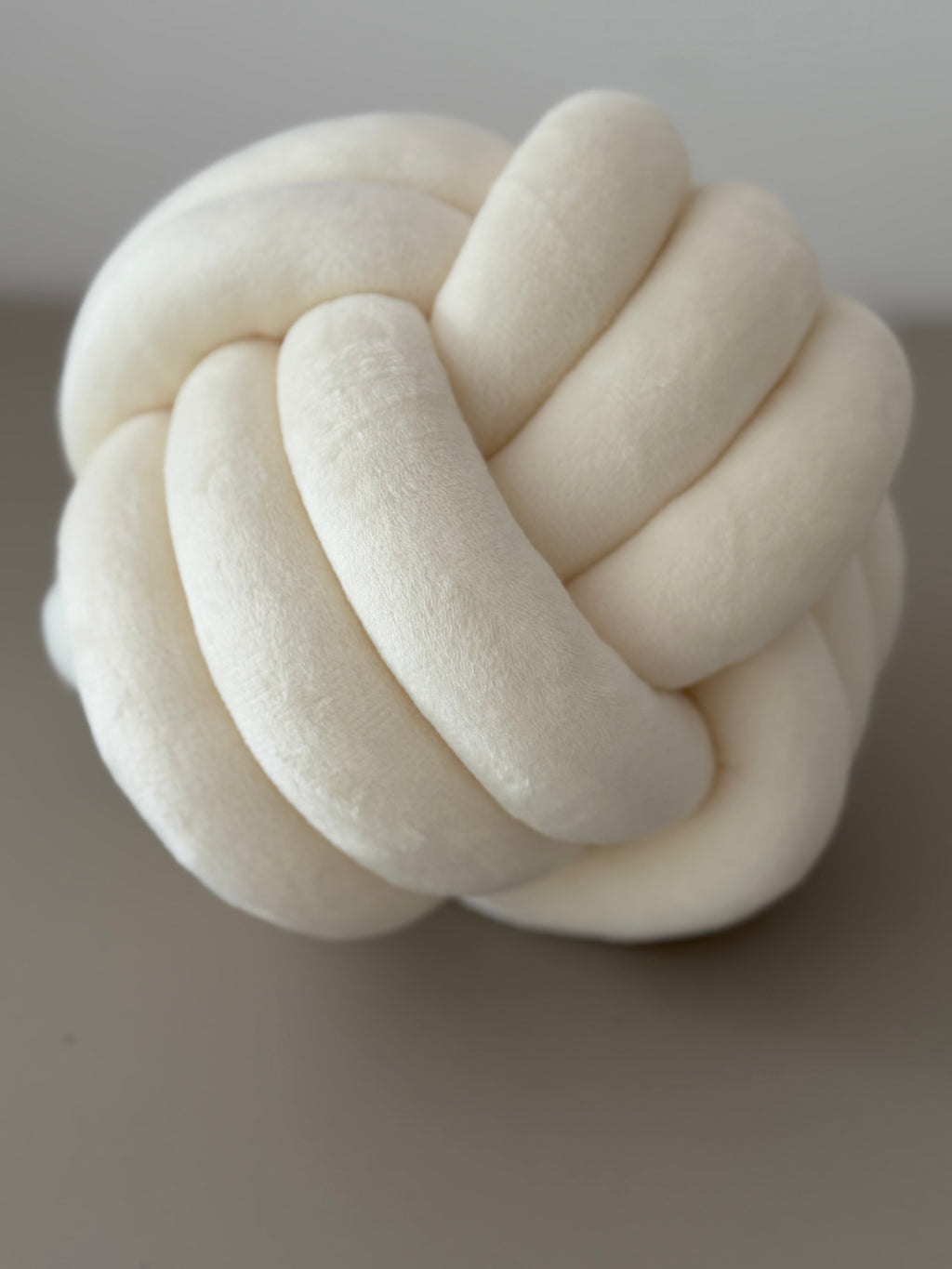 Limitiertes Twist Pure Knotenkissen Weiß – stylisch & gemütlich