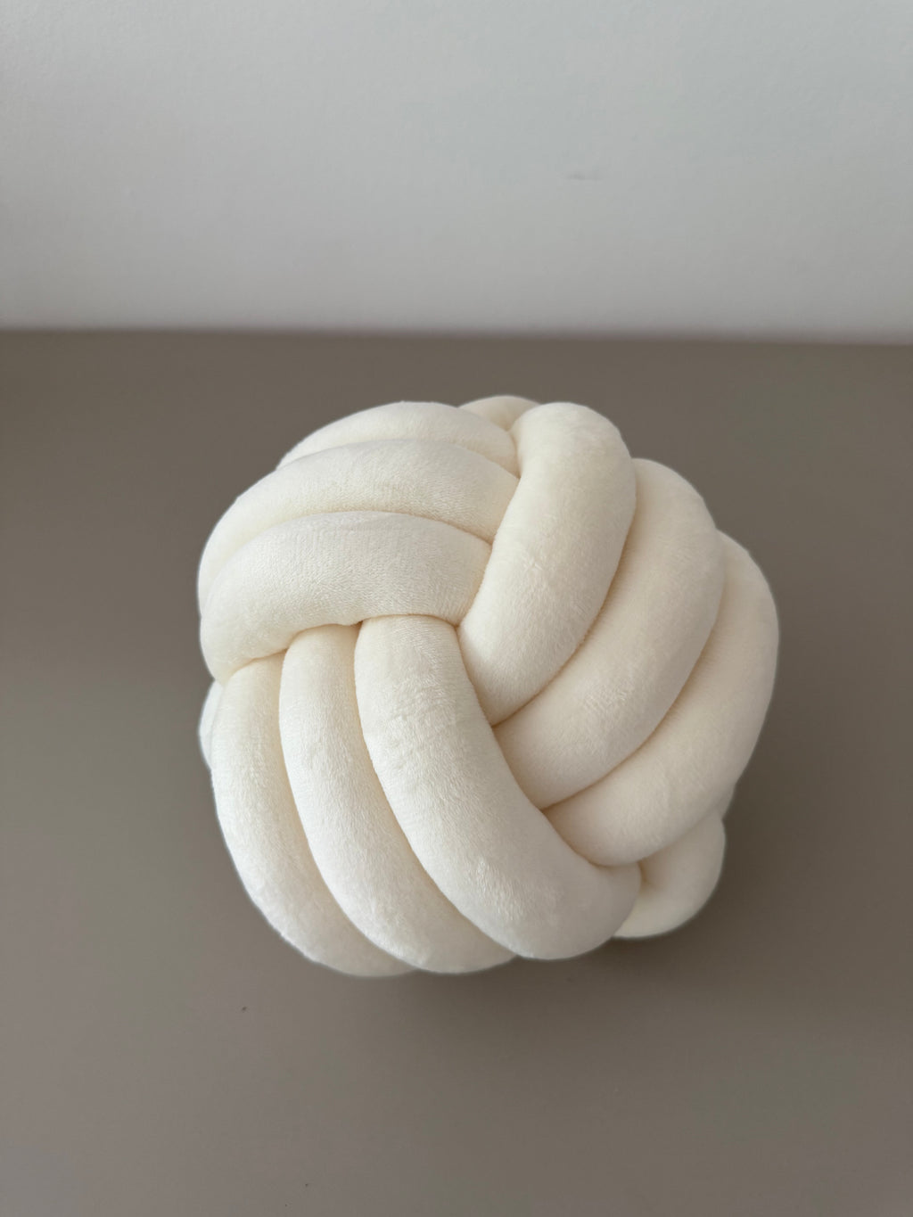 Limitiertes Twist Pure Knotenkissen Weiß – stylisch & gemütlich