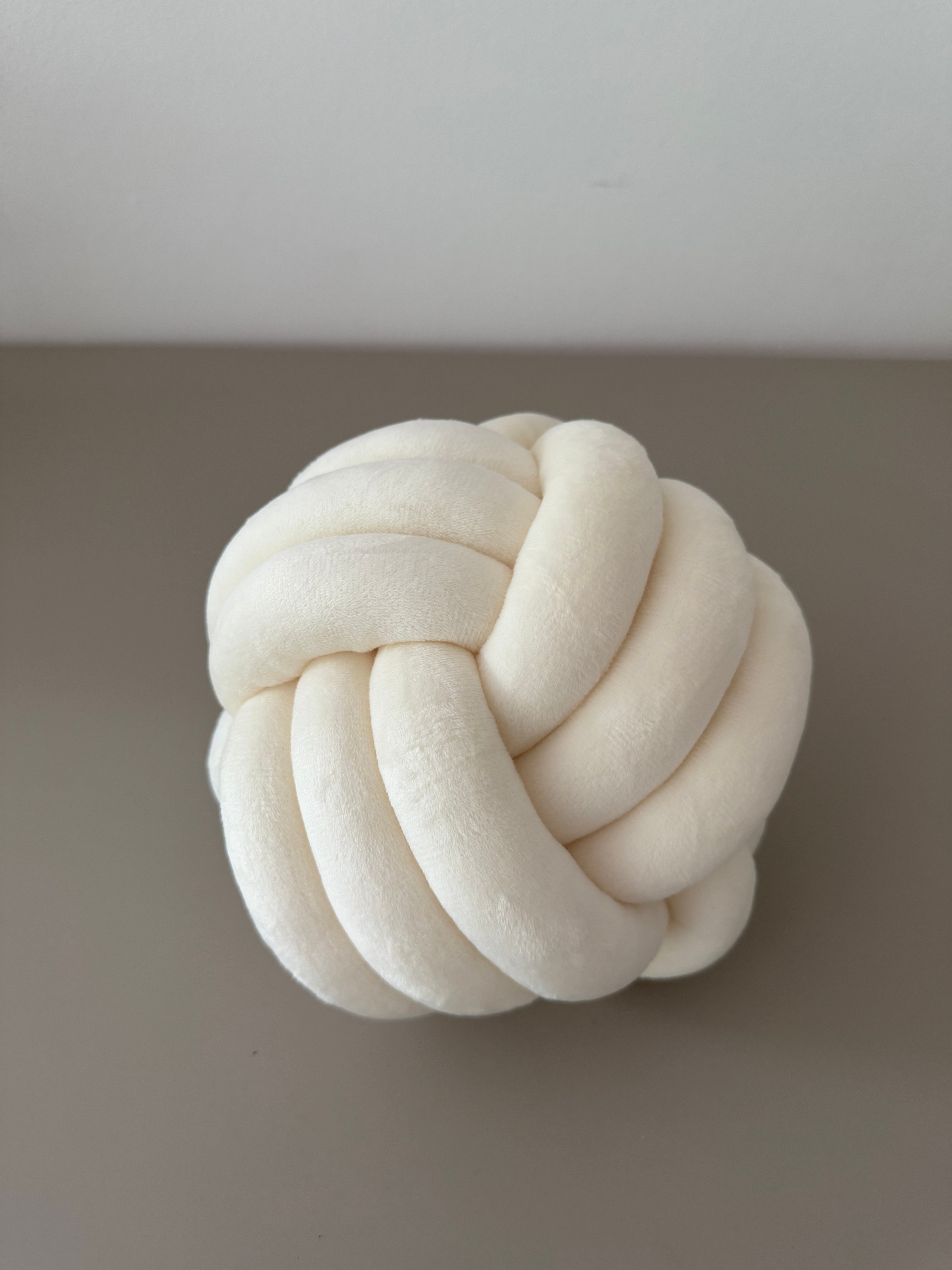 Limitiertes Twist Pure Knotenkissen Weiß – stylisch & gemütlich