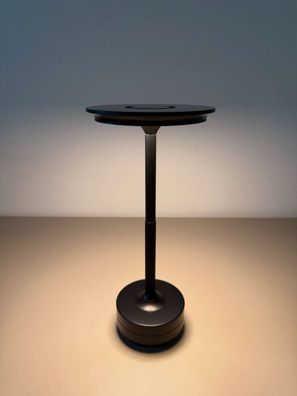 Limitierte Eclipse Noir LED-Tischlampe - Modern in den Sommer