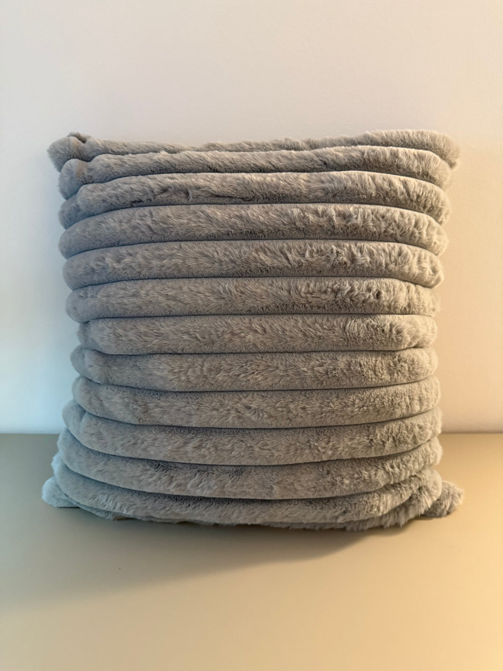 Limitiertes Slate Calm Dekokissen – stilvoll & gemütlicher Sommer