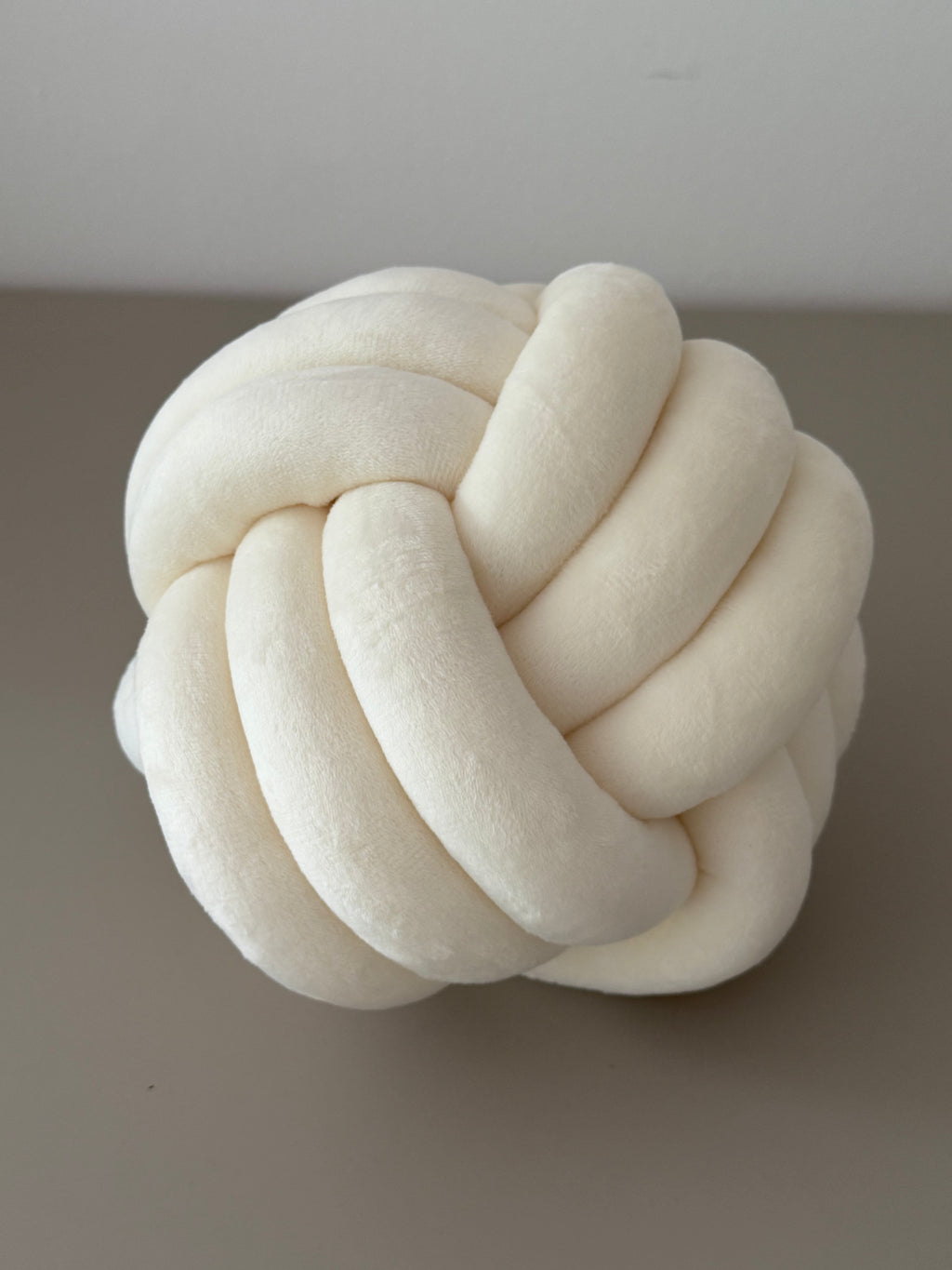 Limitiertes Twist Pure Knotenkissen Weiß – stylisch & gemütlich