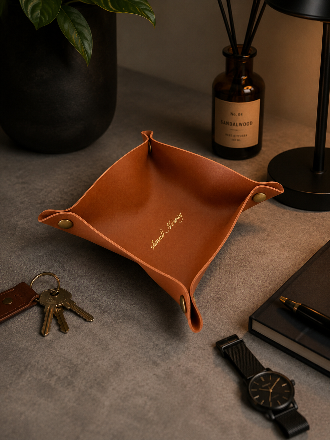 ASCEND 21 VALET TRAY™ Ablageschale aus Kunstleder – Faltbare Organizer-Schale mit Druckknöpfen – Schlüsselablage für Schreibtisch, Nachttisch, Büro & Zuhause – Braun