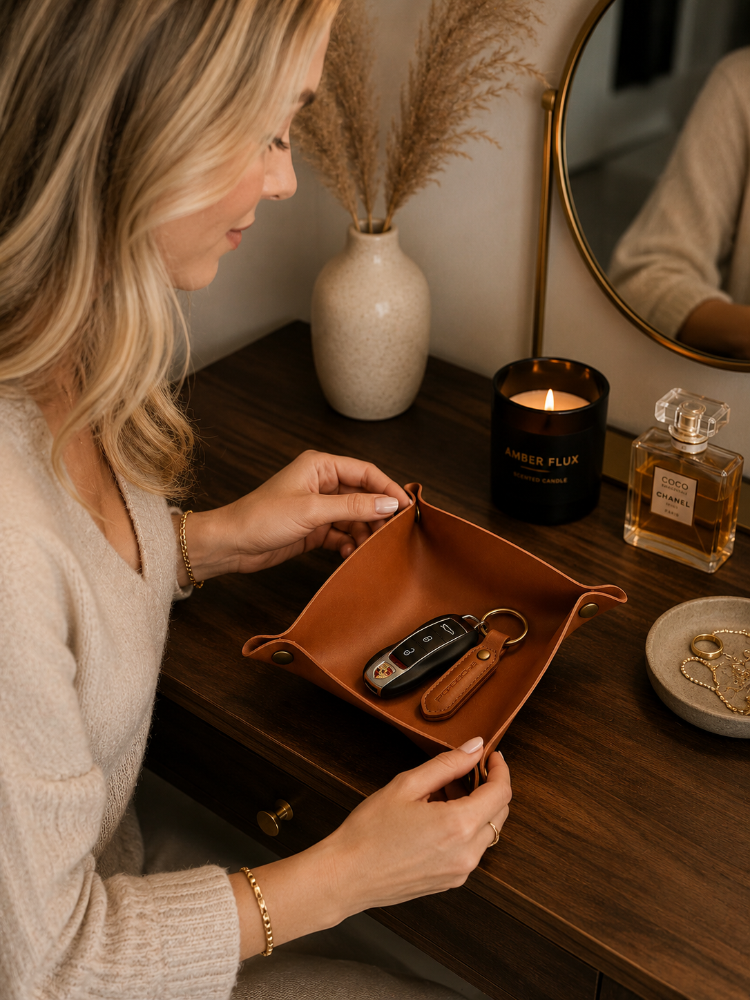 ASCEND 21 VALET TRAY™ Ablageschale aus Kunstleder – Faltbare Organizer-Schale mit Druckknöpfen – Schlüsselablage für Schreibtisch, Nachttisch, Büro & Zuhause – Braun