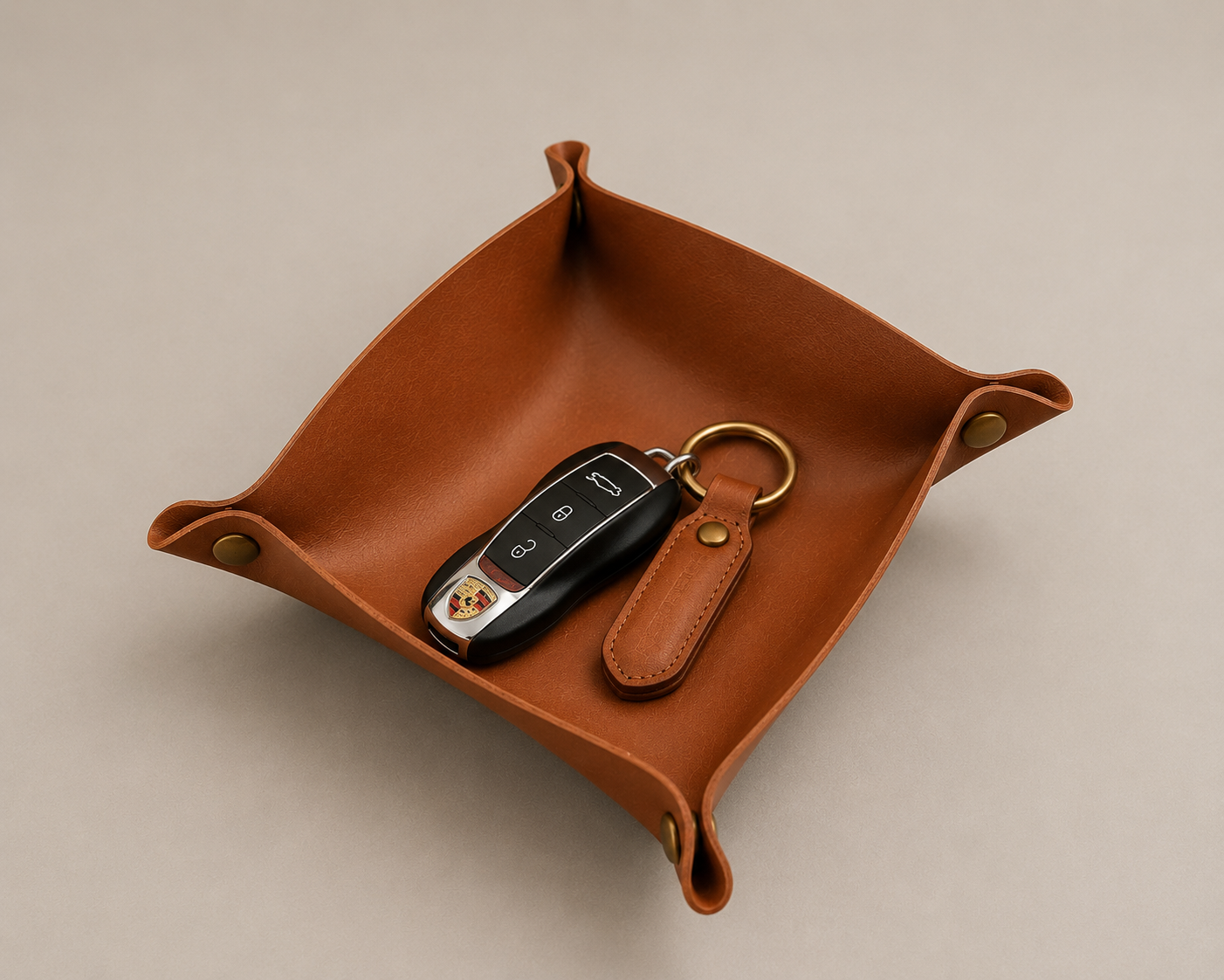 ASCEND 21 VALET TRAY™ Ablageschale aus Kunstleder – Faltbare Organizer-Schale mit Druckknöpfen – Schlüsselablage für Schreibtisch, Nachttisch, Büro & Zuhause – Braun
