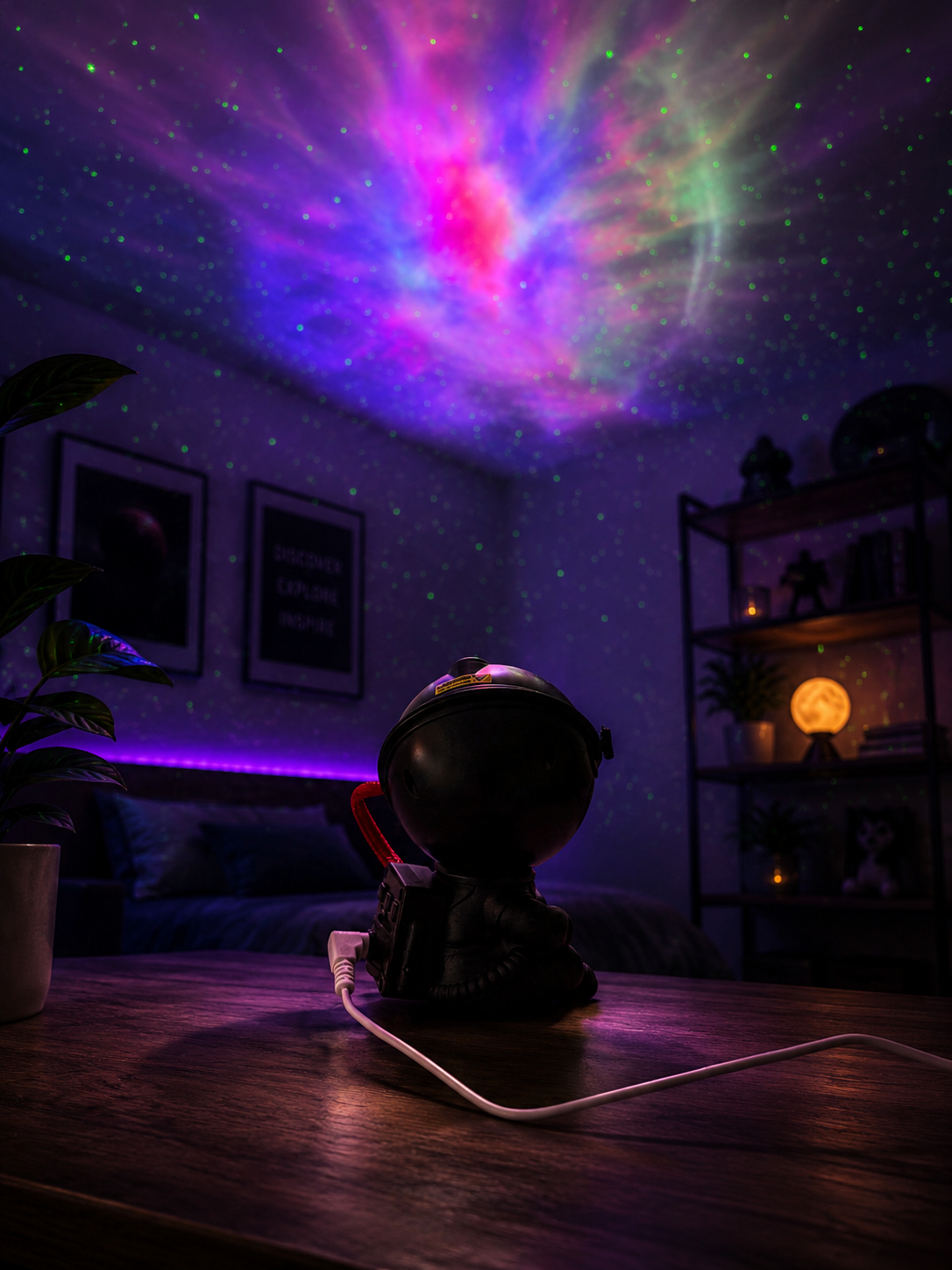 ASCEND 21 Cosmo Guard Galaxy Projektor – Futuristische Astronauten Designlampe mit Sternenhimmel-Effekt – Atmosphärisches Nachtlicht & Stimmungslicht für Schlafzimmer, Gaming Zimmer & Wohnzimmer