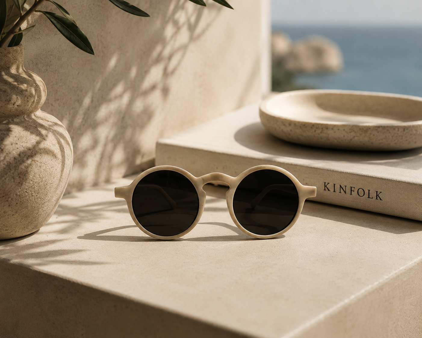 ASCEND 21 Soléa Deko-Sonnenbrille Beige-Weiß – Mediterrane Dekobrille im minimalistischen Design – Stilvolles Wohnaccessoire für Regal, Sideboard, Schaufenster & Fotostyling
