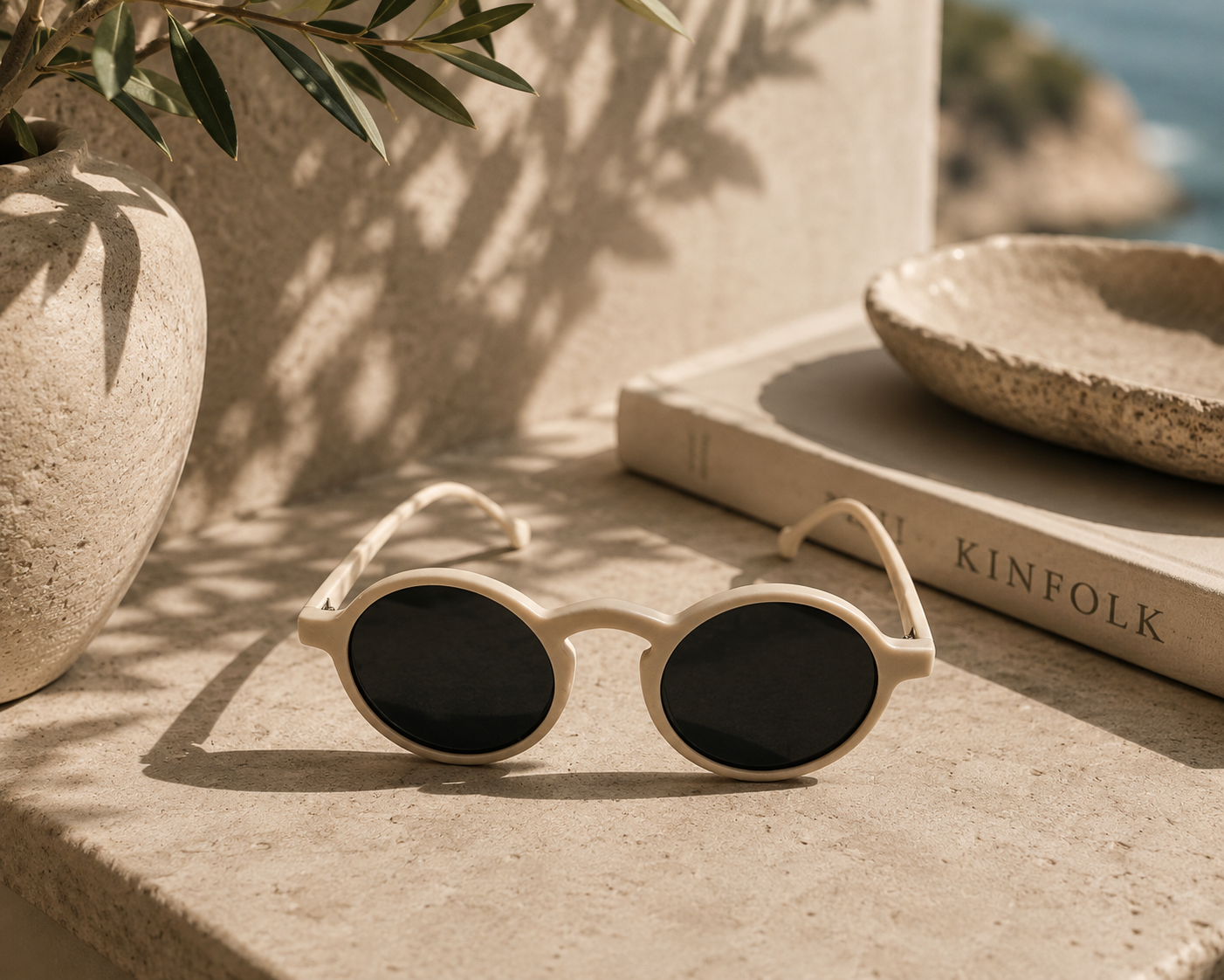 ASCEND 21 Soléa Deko-Sonnenbrille Beige-Weiß – Mediterrane Dekobrille im minimalistischen Design – Stilvolles Wohnaccessoire für Regal, Sideboard, Schaufenster & Fotostyling