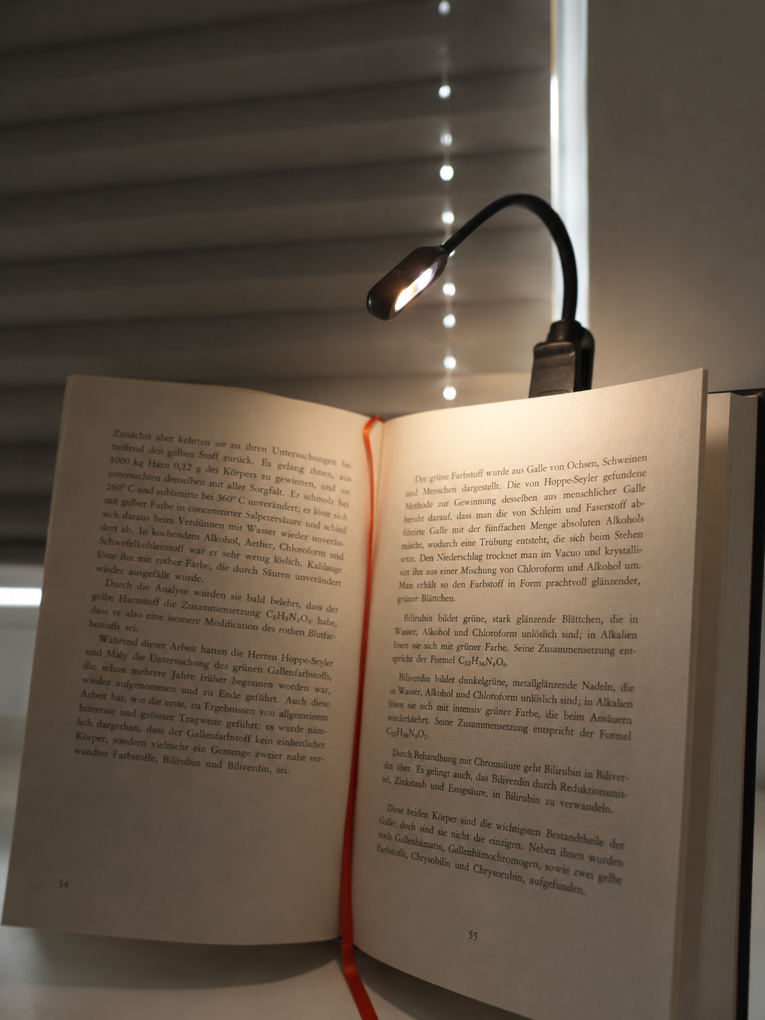 BookGlow™ Clip-Leselampe für Bücher – Kompakte Klemmleuchte zum Lesen, Kabellose Buchlampe mit Angenehmem Warmlicht, Flexibel & Leicht für Reisen, Bett & Abendlektüre
