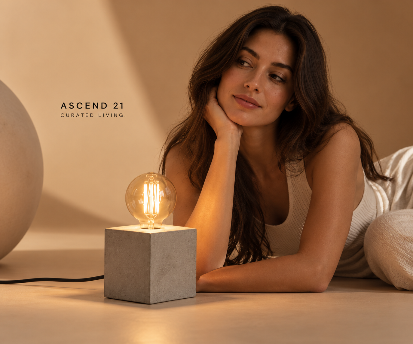 ASCEND 21 CONCRETE CUBE™ Tischlampe in Zementoptik – Minimalistische E27 Designleuchte mit Textilkabel & Schalter – Dekolampe für Wohnzimmer, Schlafzimmer, Sideboard & Schreibtisch
