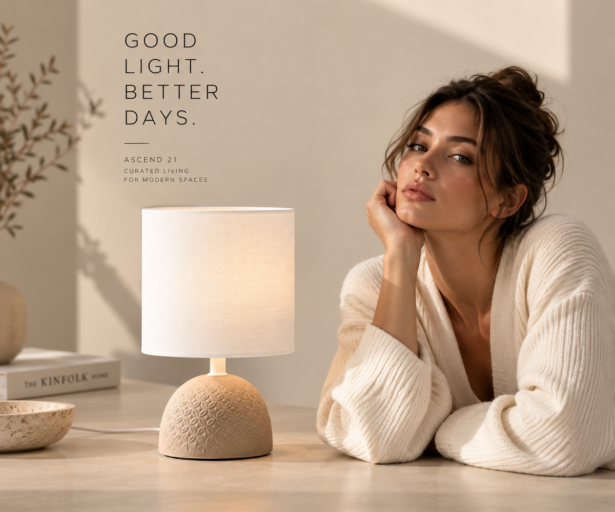 ASCEND 21 NORDIC RELIEF™ Tischlampe – Design-Tischleuchte mit strukturiertem Keramikfuß & weißem Stoffschirm – Beige – für Schlafzimmer, Wohnzimmer & Sideboard