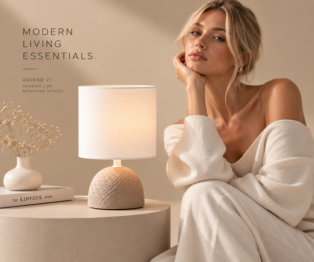 ASCEND 21 NORDIC RELIEF™ Tischlampe – Design-Tischleuchte mit strukturiertem Keramikfuß & weißem Stoffschirm – Beige – für Schlafzimmer, Wohnzimmer & Sideboard