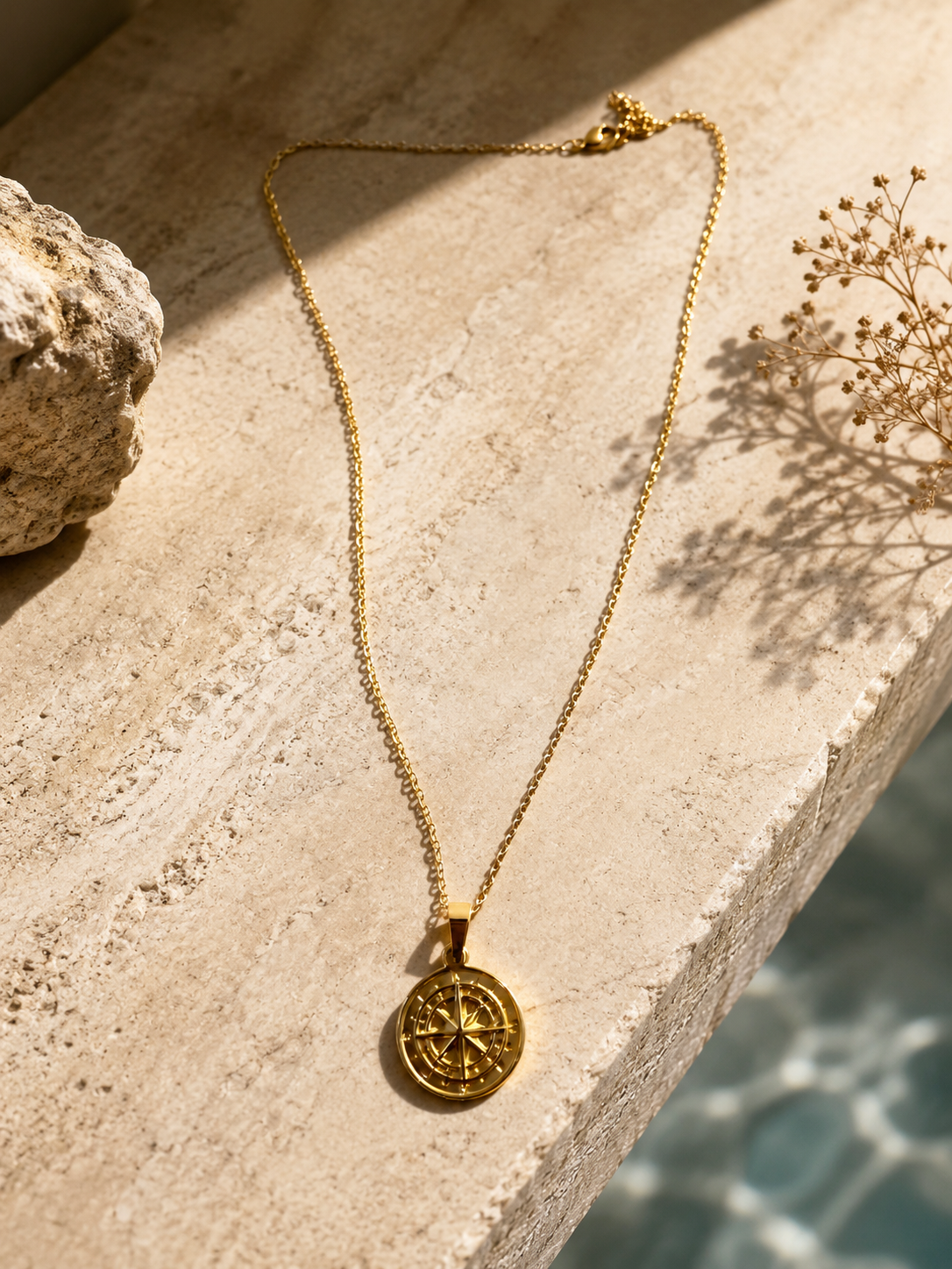 ASCEND 21 Compass Gold Kette – Elegante Halskette mit Kompass Anhänger | Minimalistische goldfarbene Schmuckkette mit Symbol für Orientierung & Freiheit | Geschenkidee für Damen