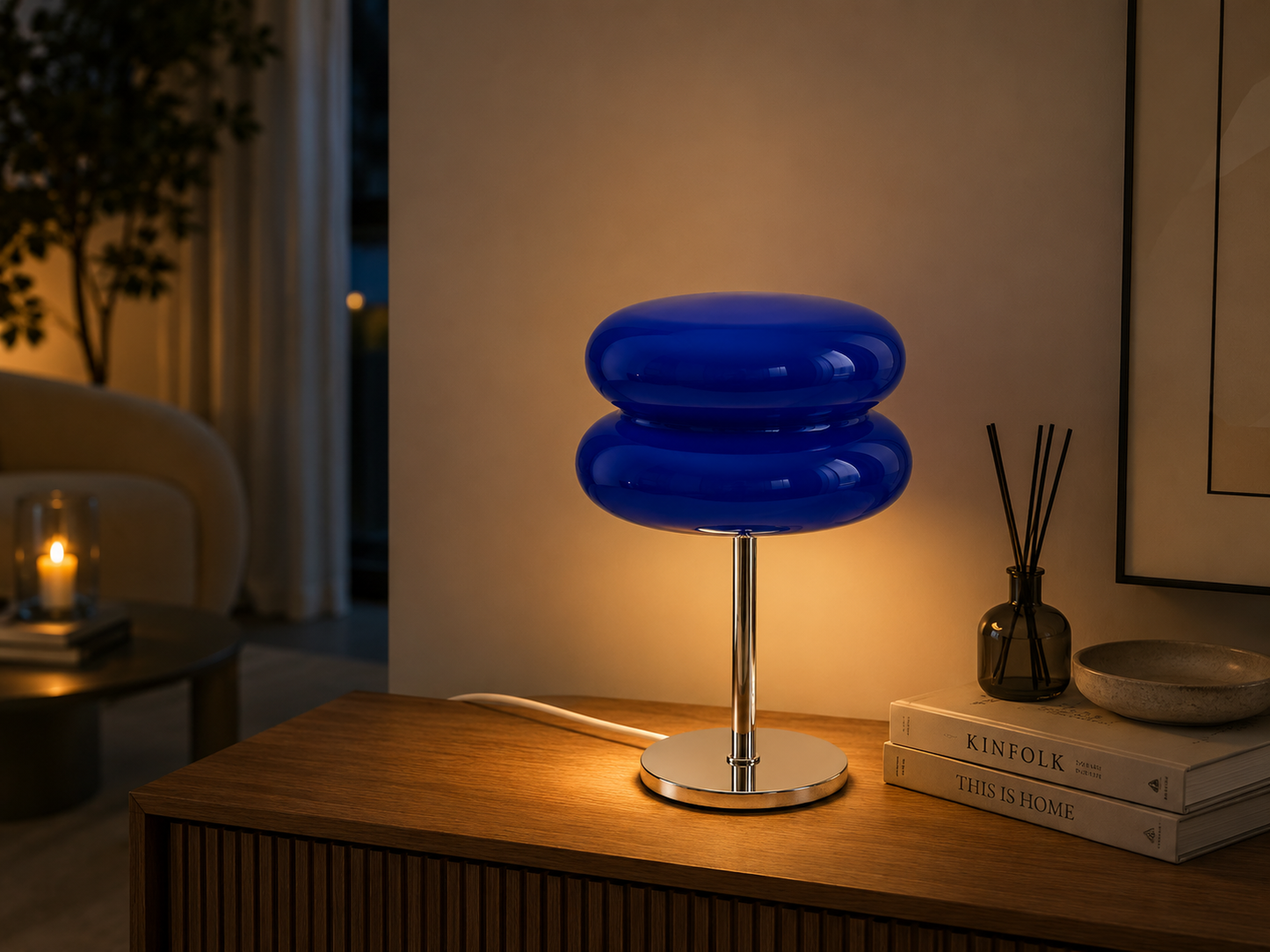 Aurora Flame Blue Tischlampe aus Glas – Chromfuß & USB-Kabel – Retro Design