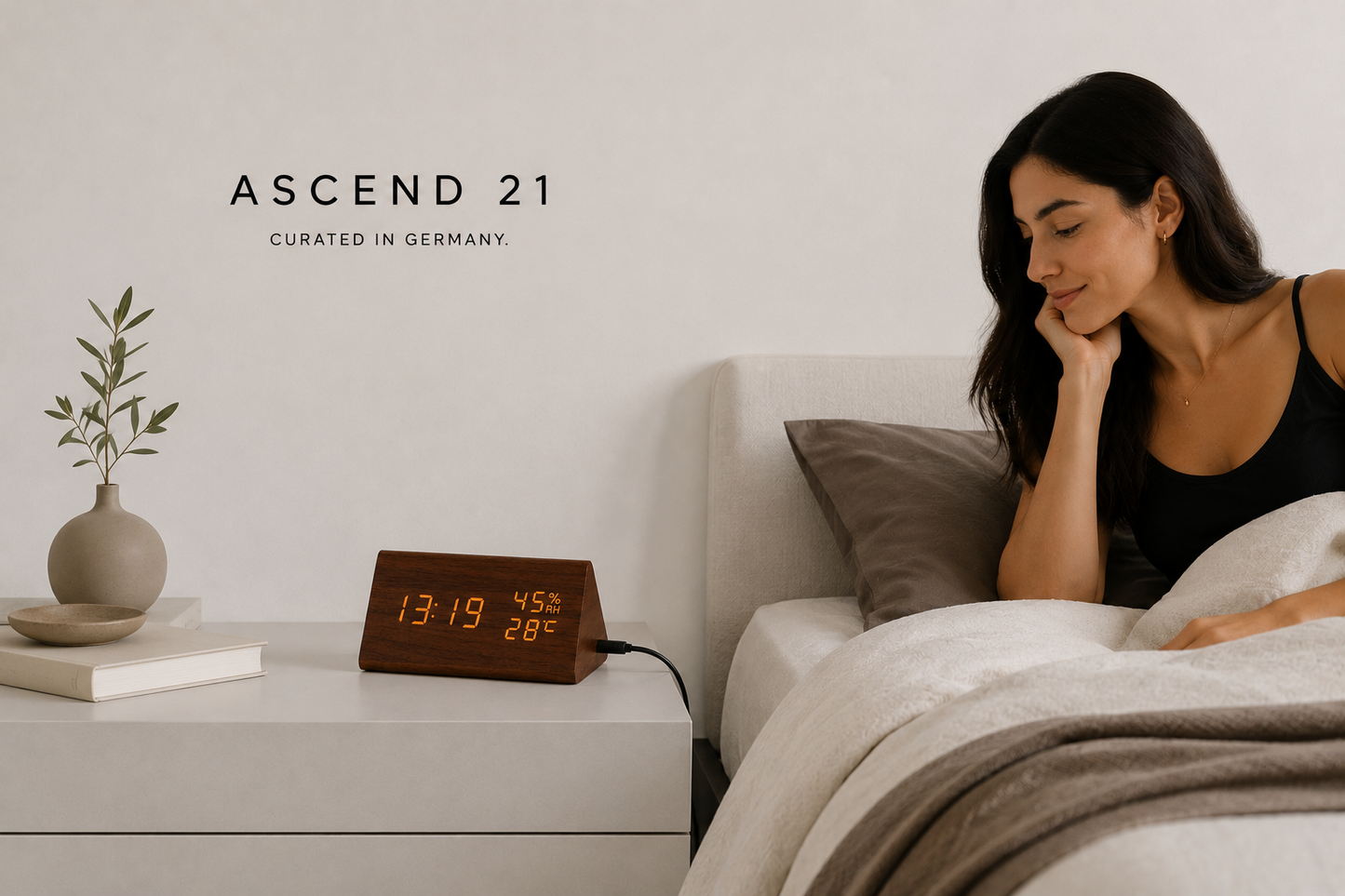 ASCEND 21 Nordic Time – Digitale LED Tischuhr in Holzoptik – Wecker mit Temperatur- & Luftfeuchtigkeitsanzeige – Modernes Design für Schreibtisch, Nachttisch & Büro – Sprachsteuerung & USB-Betrieb