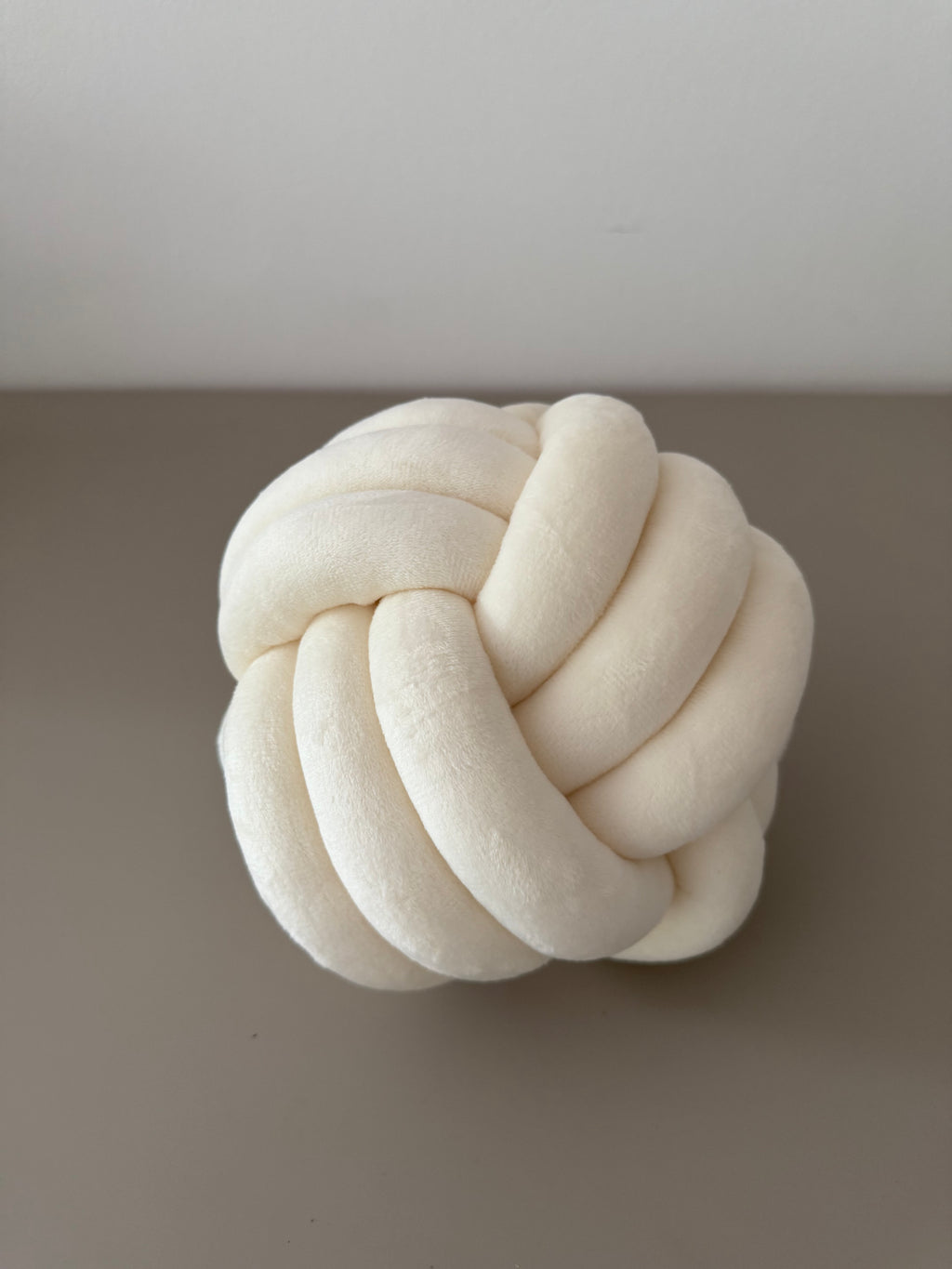 Limitiertes Twist Pure Knotenkissen Weiß – stylisch & gemütlich