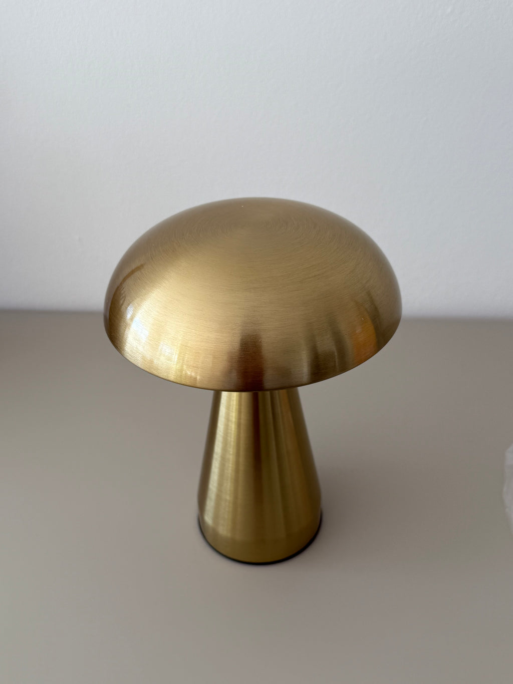 Limitierte Golden Glow Designlampe – kabellos, stilvoll im Sommer