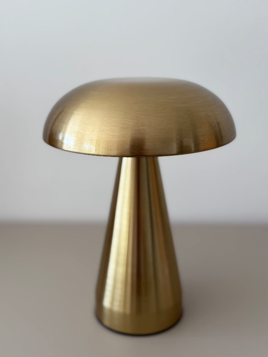 Limitierte Golden Glow Designlampe – kabellos, stilvoll im Sommer