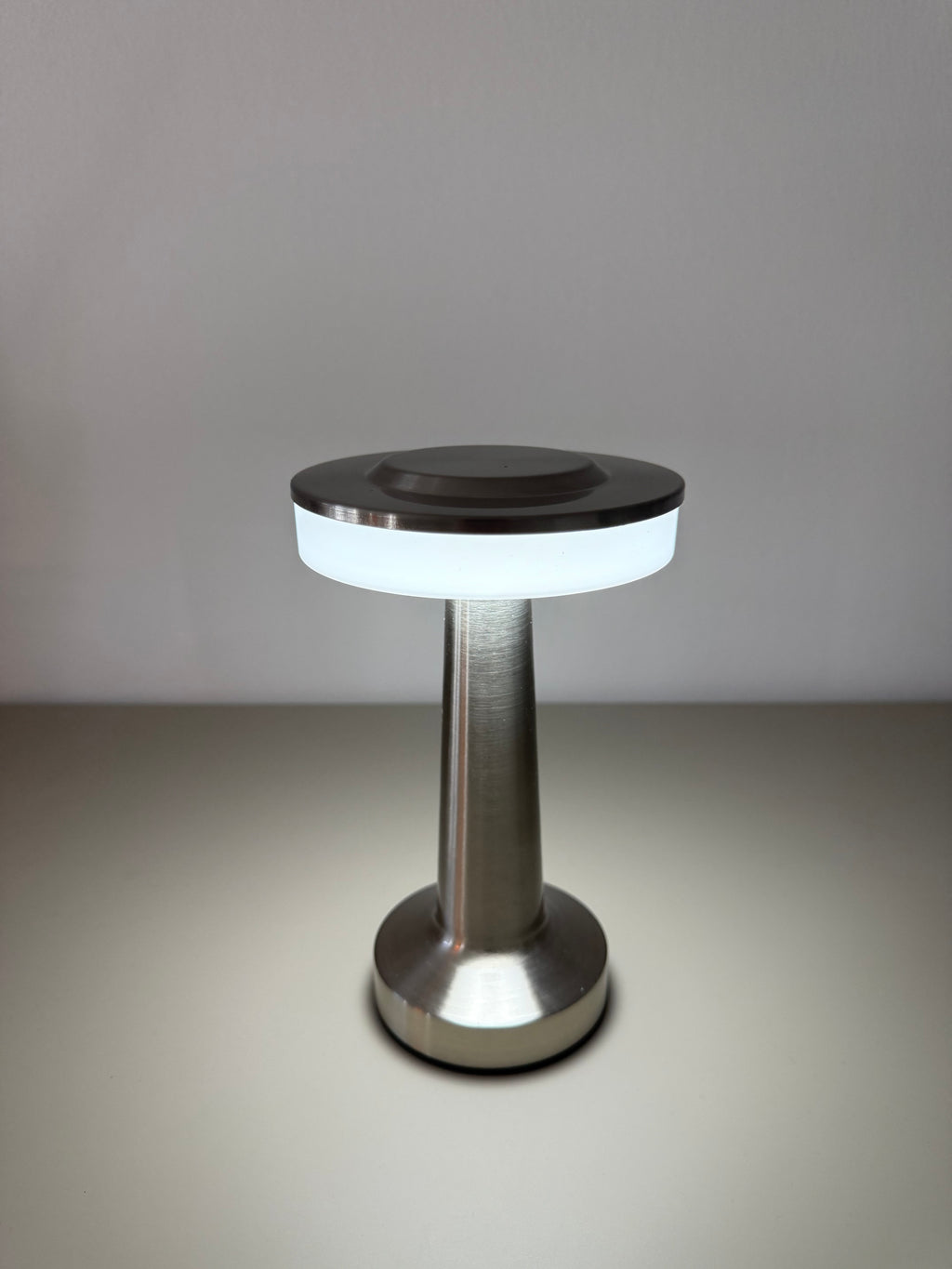 Limitierte Galactic Glow LED-Tischlampe - futuristisch & stylisch