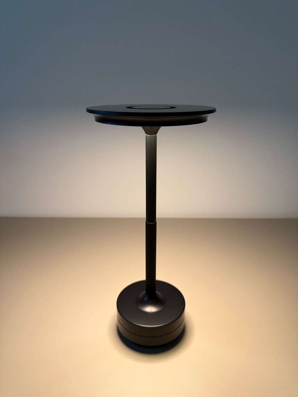 Limitierte Eclipse Noir LED-Tischlampe - Modern in den Sommer