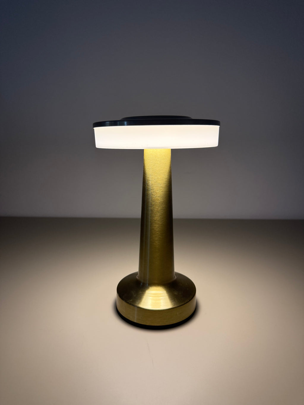 Solaris Glow – Die goldene LED-Lampe der Zukunft