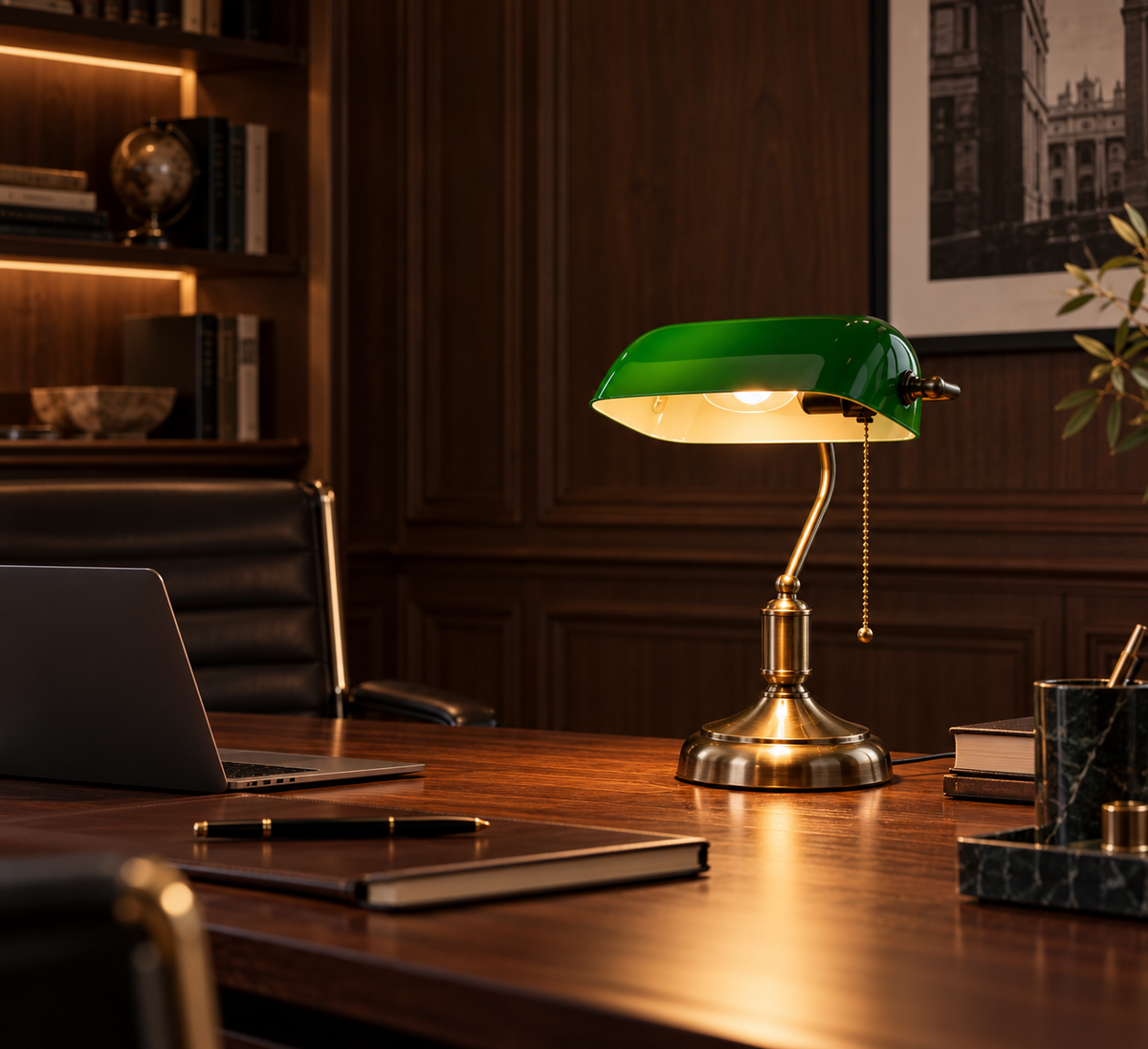 ASCEND 21 Emerald Heritage Bankerlampe Grün – Klassische Schreibtischlampe mit Glasschirm & Zugschalter – Vintage Tischlampe in Messingoptik – Retro Bürolampe für Arbeitszimmer, Büro & Wohnzimmer – 36 cm