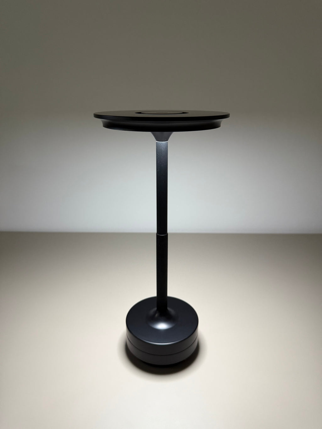 Limitierte Eclipse Noir LED-Tischlampe - Modern in den Sommer