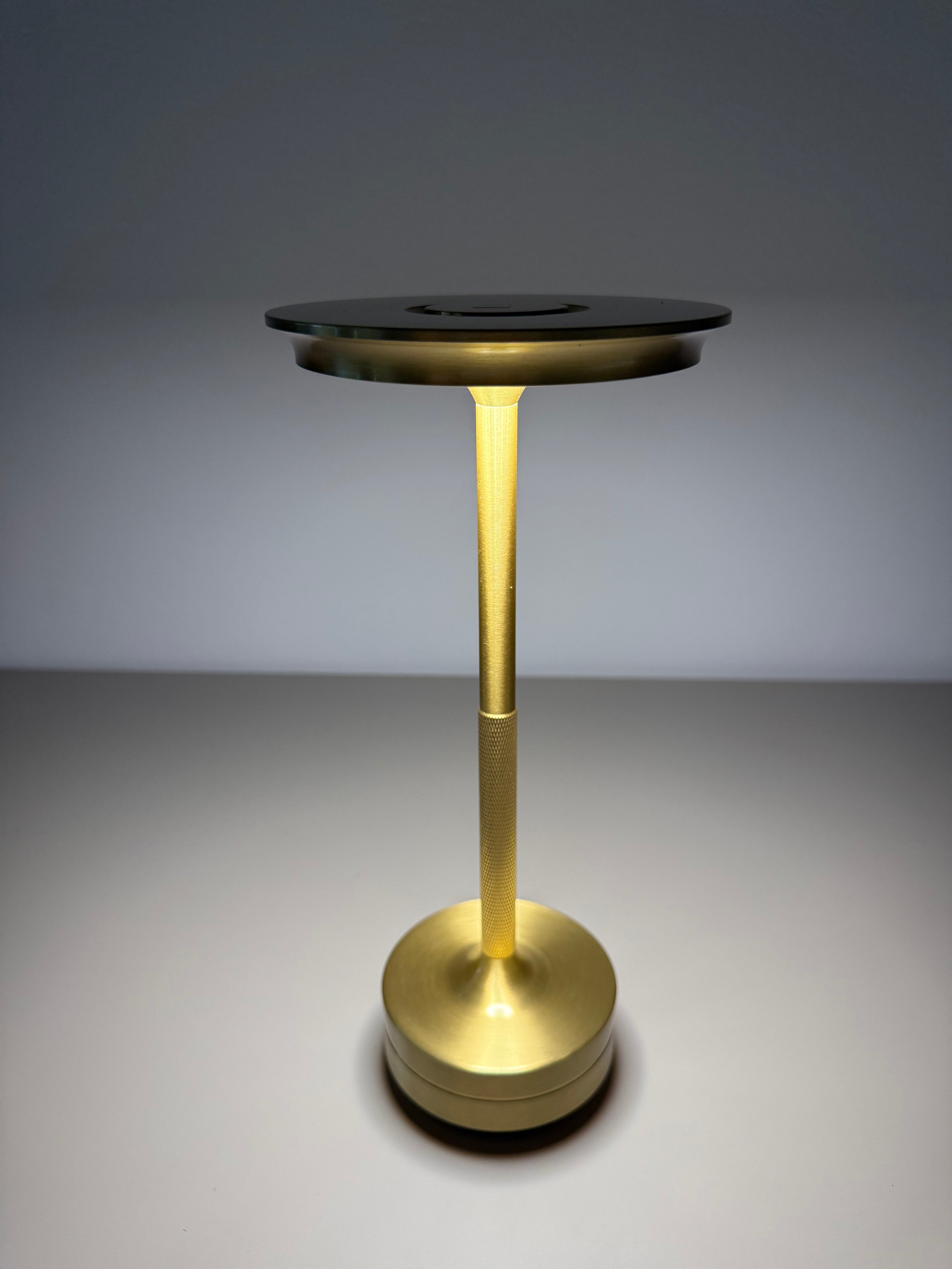 Limitierte Golden Halo LED-Tischlampe – exklusiv für Sommerabende