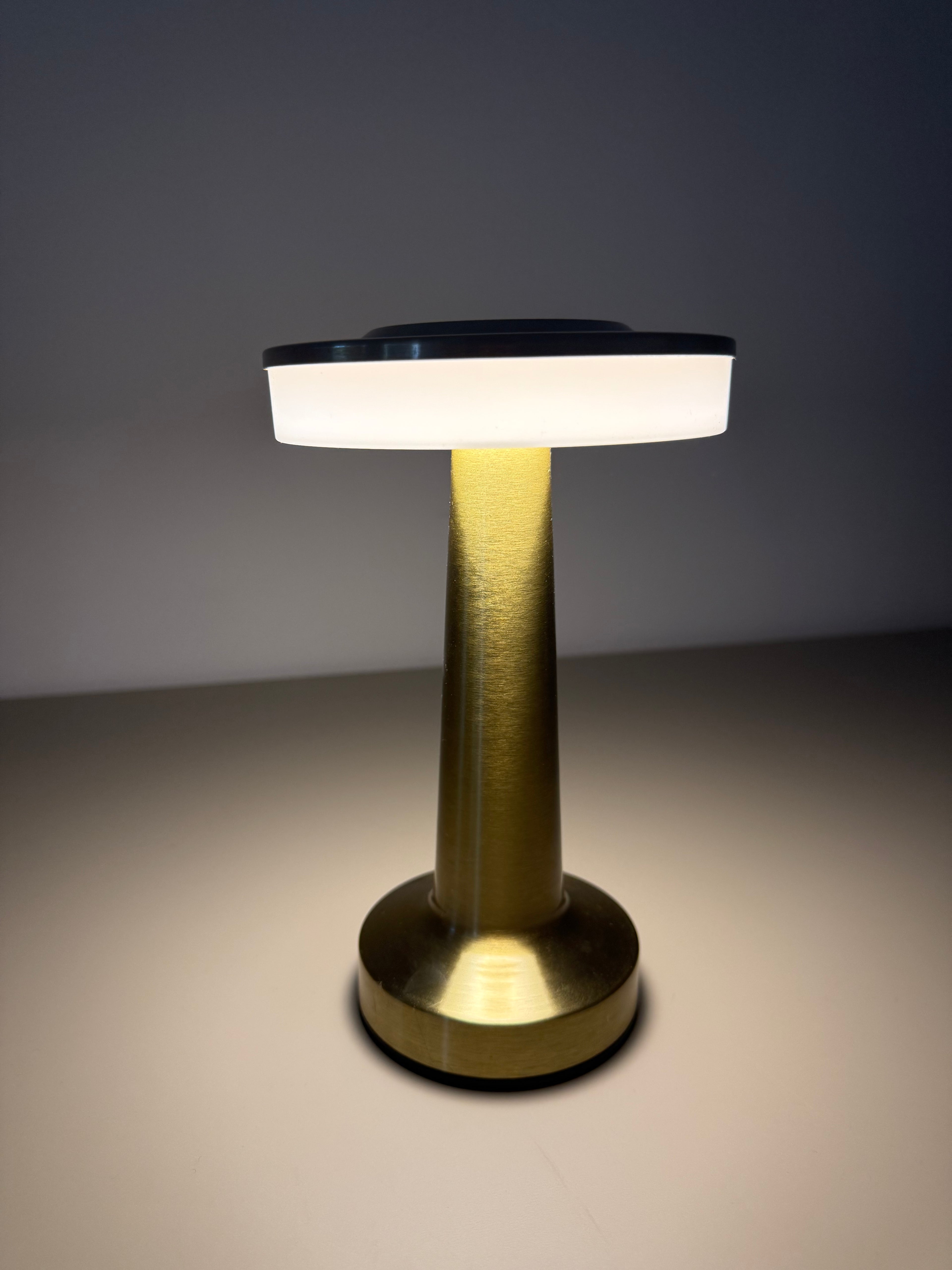 Solaris Glow – Die goldene LED-Lampe der Zukunft