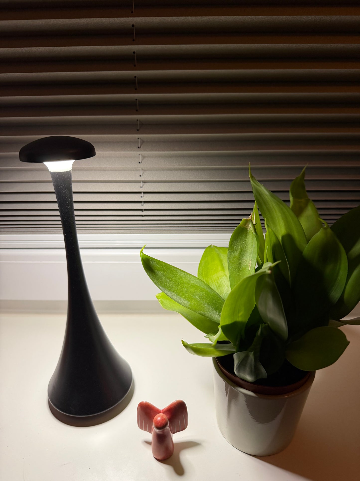 NoirGlow – Elegante schwarze Akku-Tischlampe, dimmbar & kabellos