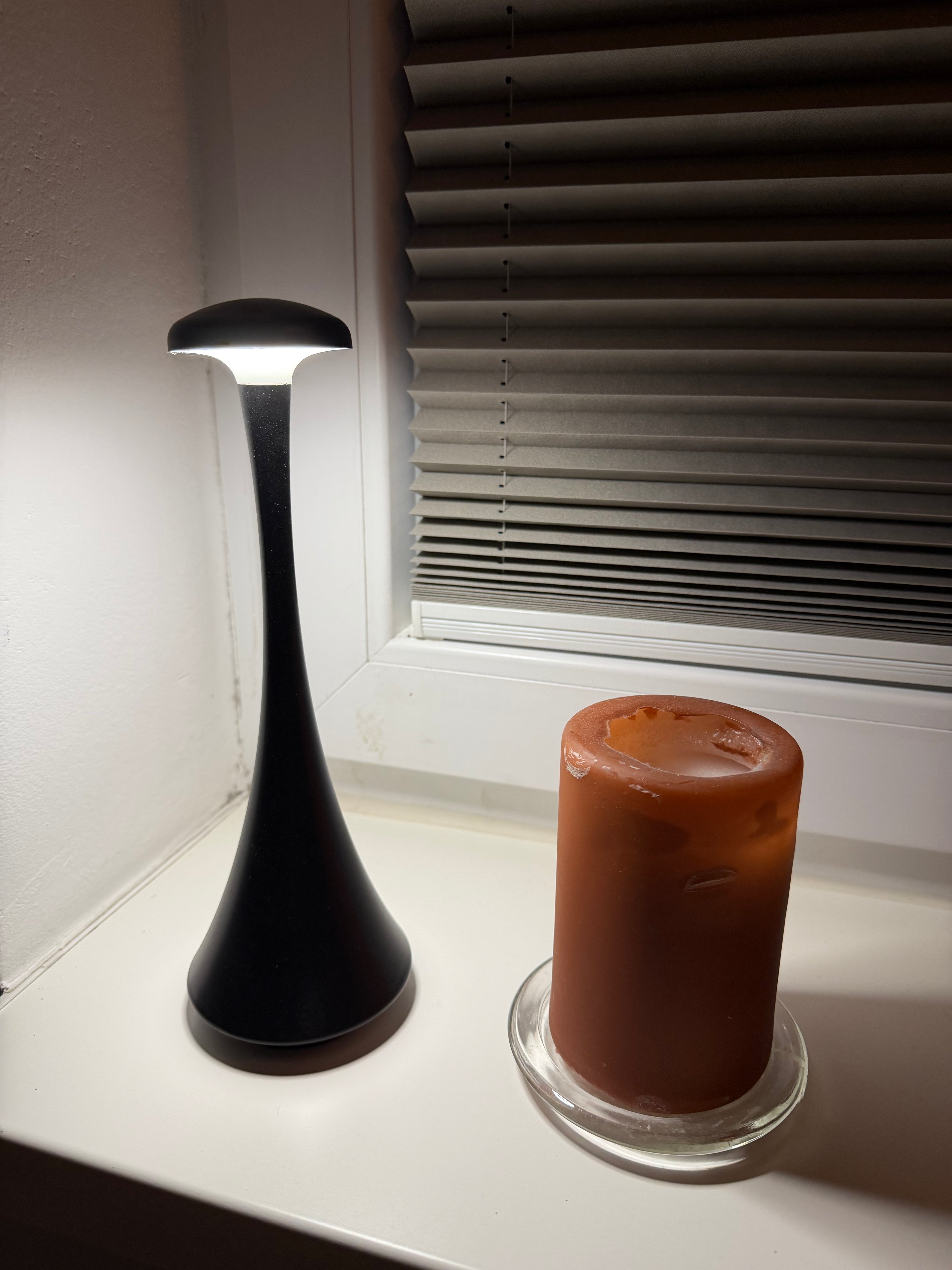 NoirGlow – Elegante schwarze Akku-Tischlampe, dimmbar & kabellos