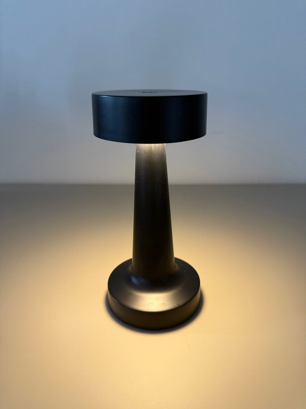 Akku-Tischlampe Black Aurora – Minimalistisches Design mit LED-Beleuchtung