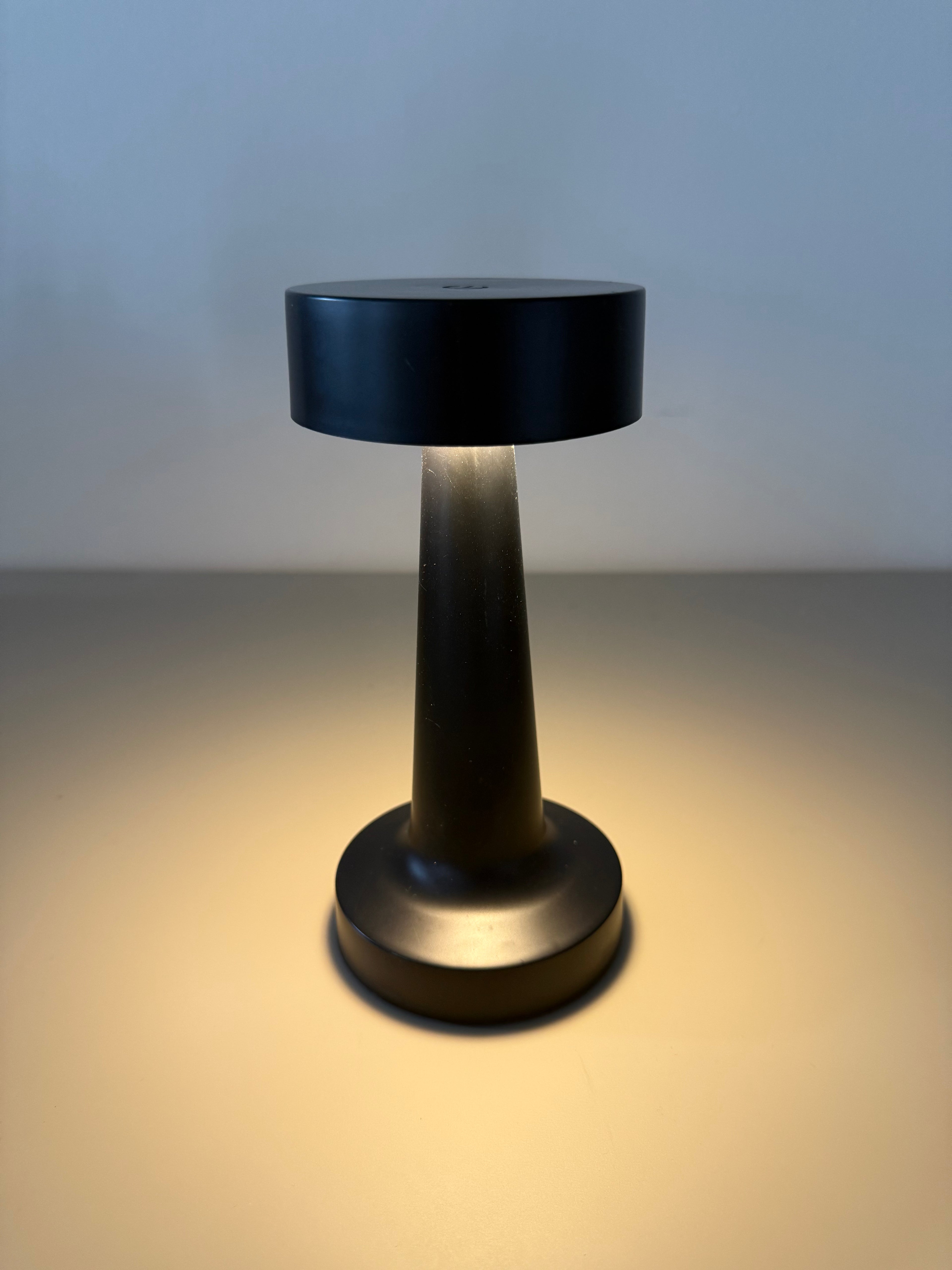 Akku-Tischlampe Black Aurora – Minimalistisches Design mit LED-Beleuchtung