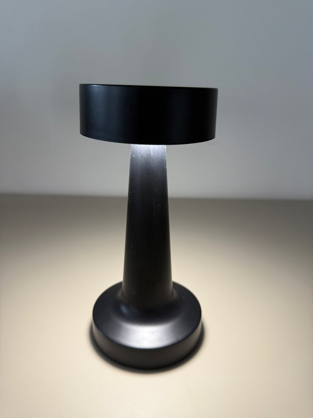 Akku-Tischlampe Black Aurora – Minimalistisches Design mit LED-Beleuchtung