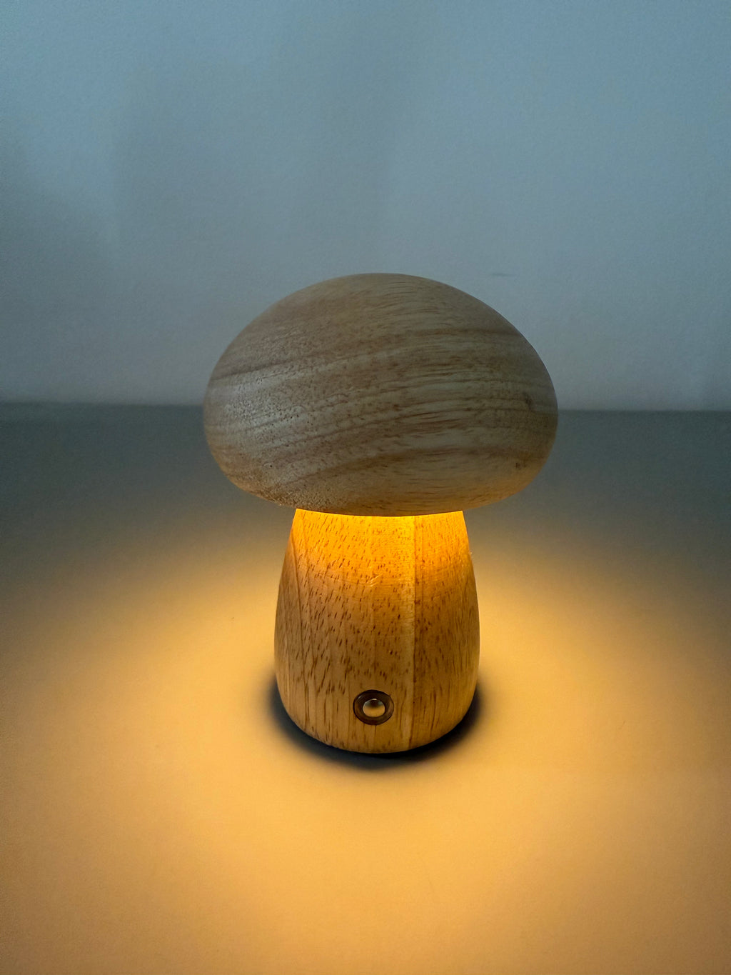 Akku-Tischlampe Wooden Mushroom – Echtholz mit warmem LED-Licht